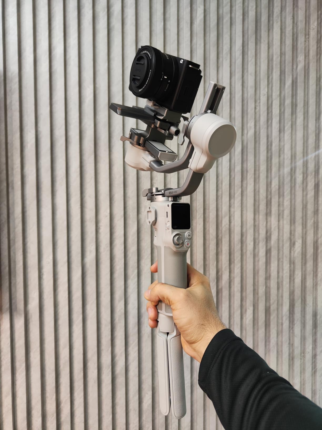 DJI RS 4 Mini, Gimbal Stabilizer for Cameras Canon/Sony/Panasonic/Nikon/Fujifilm, Auto Axis Locks, 2kg/4.4lbs Payload, Intelligent Tracking, Camera Gimbal, Camera Stabilizer, Native Vertical Shooting customer photo 1