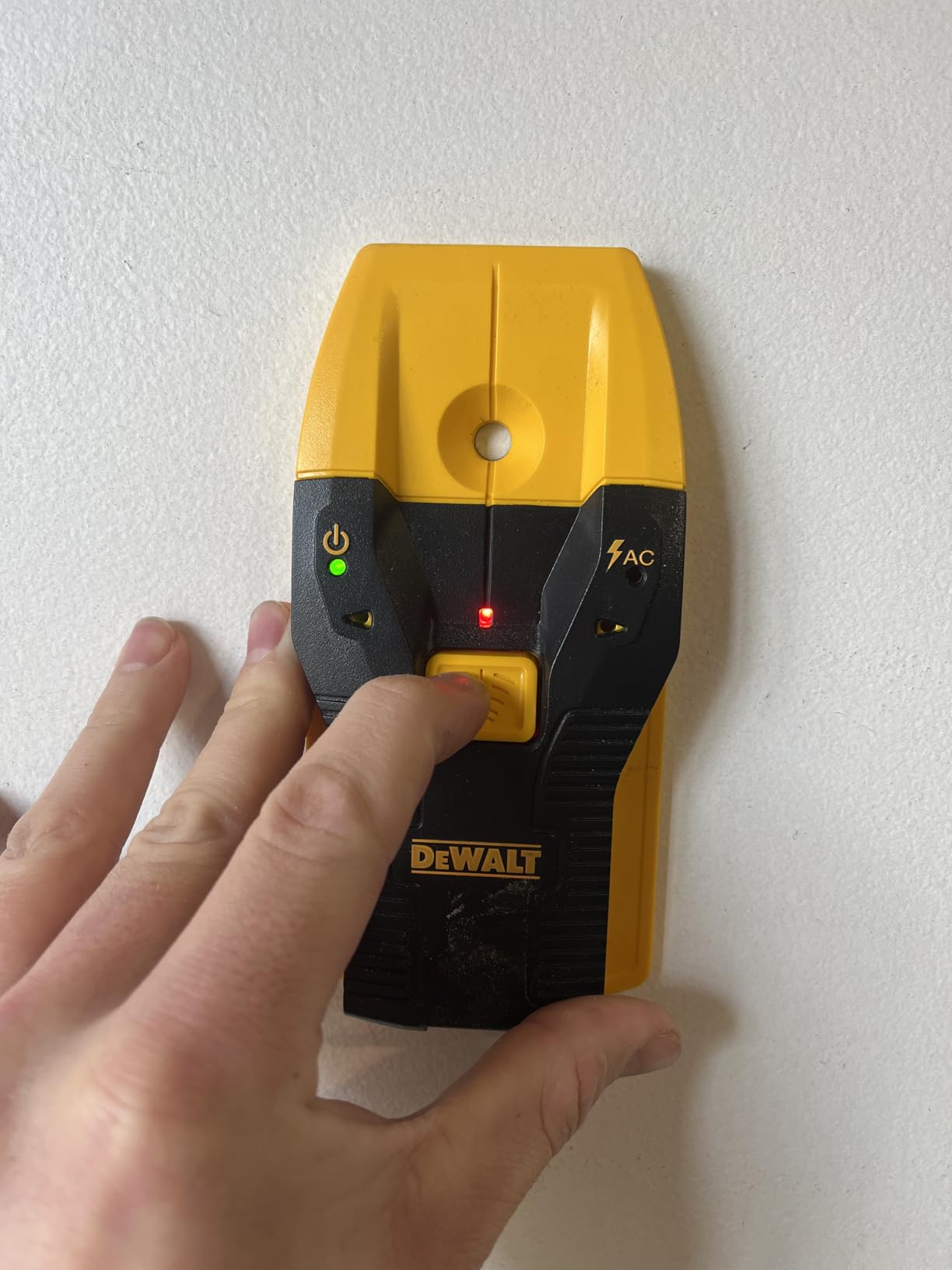DEWALT Stud Finder, 3/4-Inch Depth, Locate Framing Studs Efficiently with LED Arrows, Ideal for Wood and Metal, AAA Batteries Included (DW0100) customer photo 2