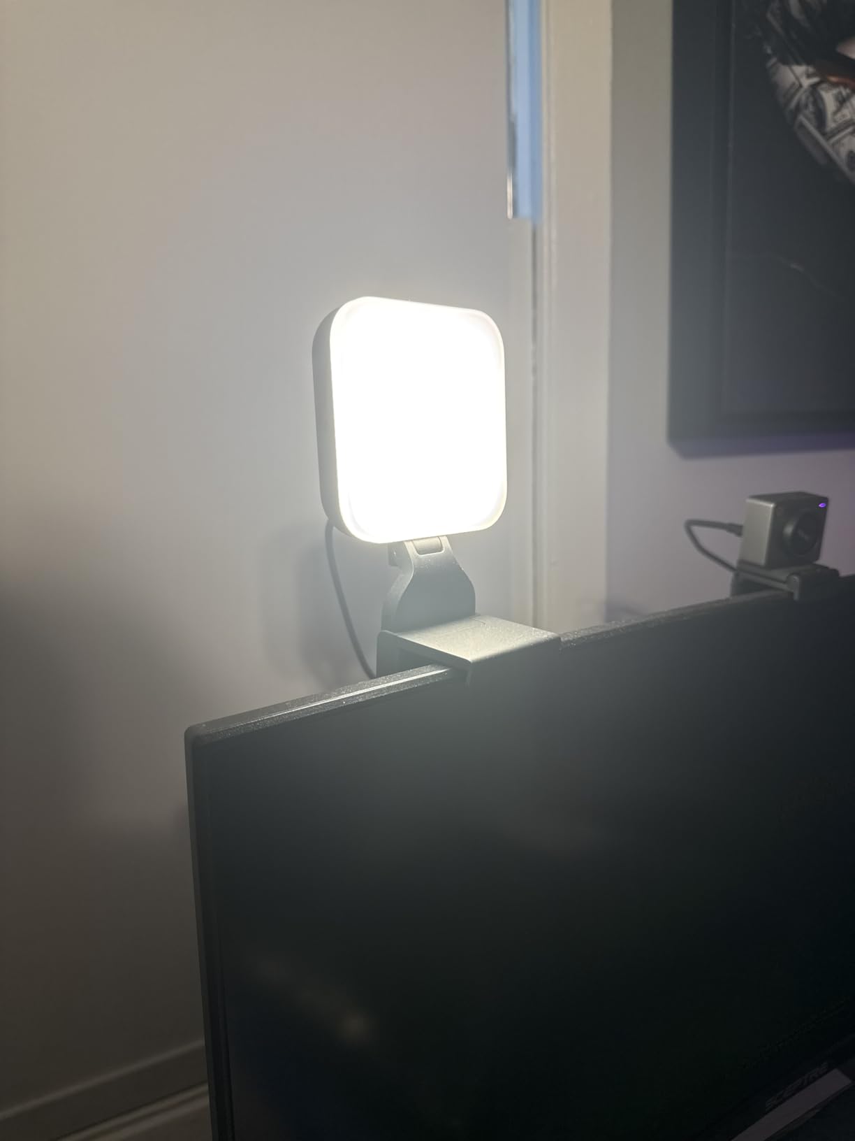 Logitech for Creators Litra Glow Premium LED Streaming Light with TrueSoft - Computer lighting for video conferencing, Zoom meetings, with adjustable mount and desktop app control for PC/Mac - Graphite customer photo 2