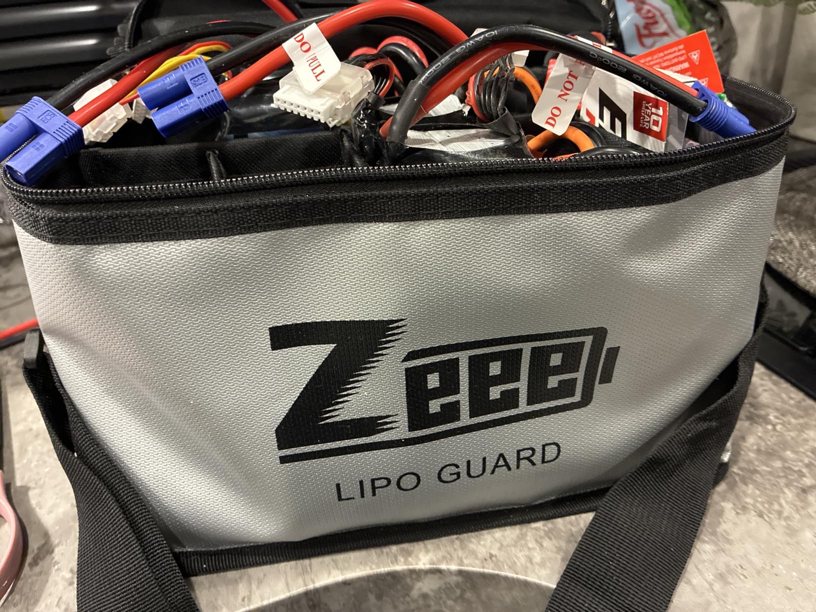 Zeee Lipo Safe Bag Battery Fireproof Large Capacity Storage Guard Battery Safey Pouch for Storage Charging - 10 Cell Adjustable(10.6x6.7x6.7in) customer photo 2