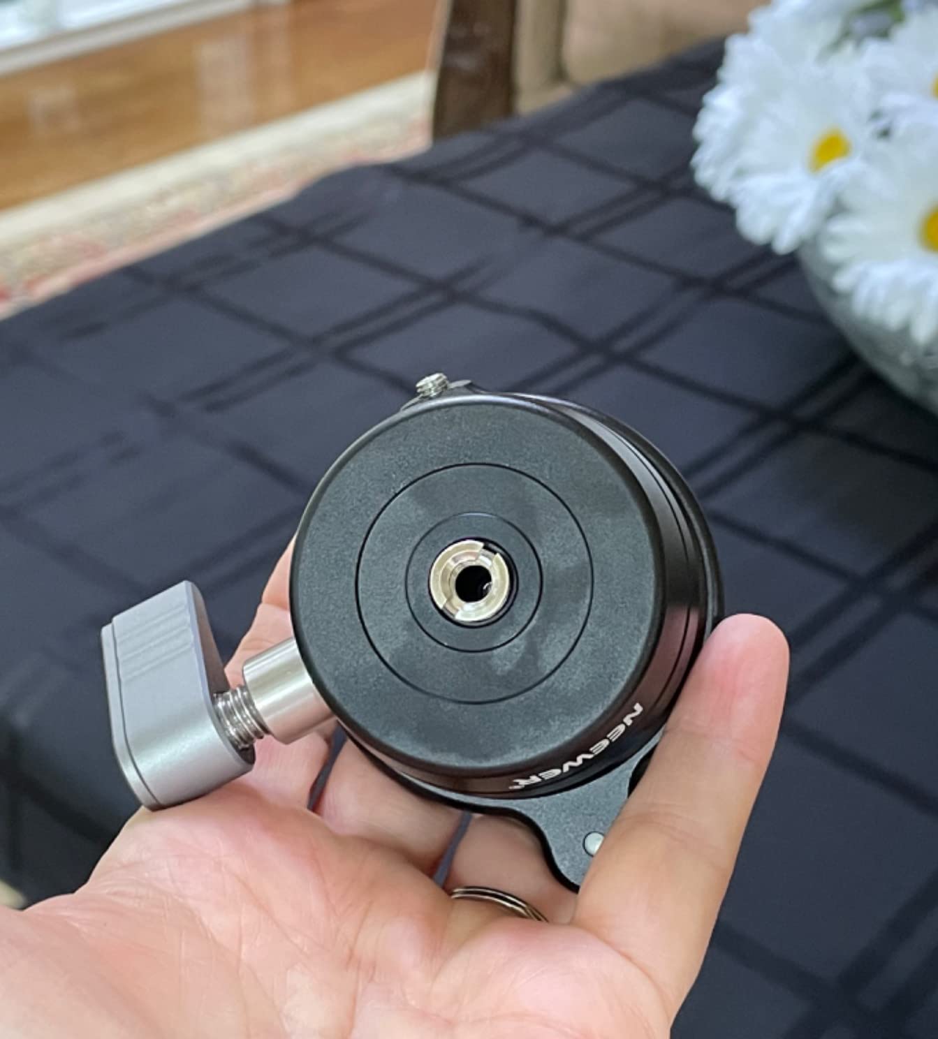 NEEWER Tripod Leveling Base (⌀60mm) Camera Leveler, Aluminum Adjusting Tripod Head Plate with -15°/+15° Tilt, Bubble Level, 1/4