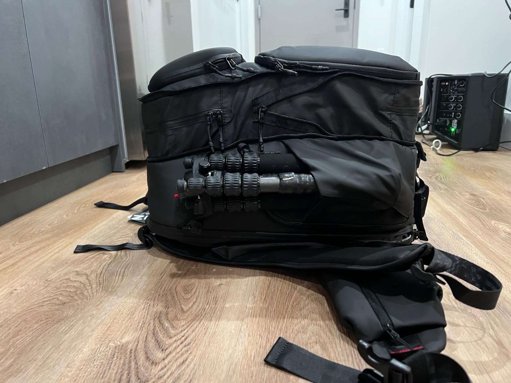 ULANZI BP10 35L Hardshell Camera Backpack, Professional Splash-proof Photography Camera Case Anti Theft Travel for Photographers, Drone DSLR Mirrorless Camera Lens Tripod Holder 17'' Laptop customer photo 2