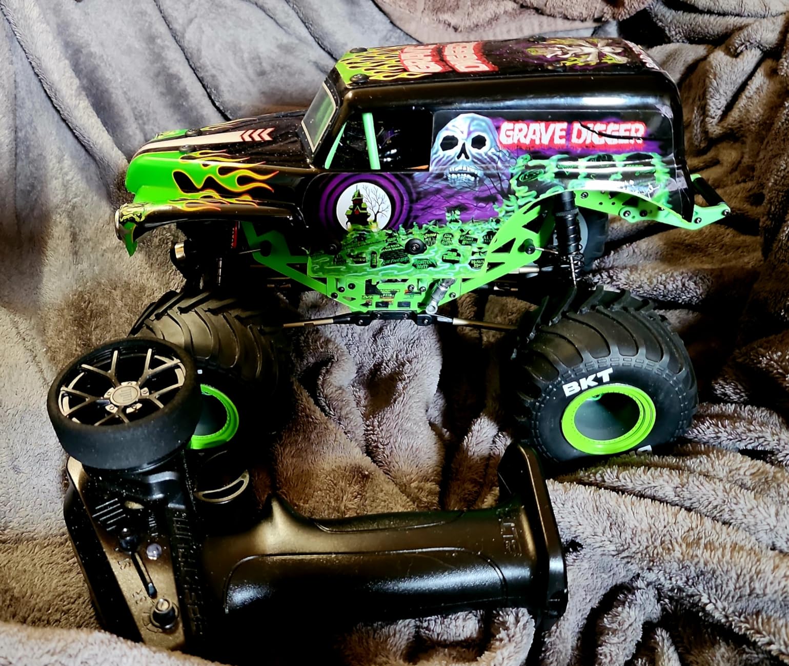 Losi 1/18 Mini LMT Grave Digger 2S 4X4 RTR Brushed Monster Truck Battery & Charger Included Green LOS01026T1 customer photo 1