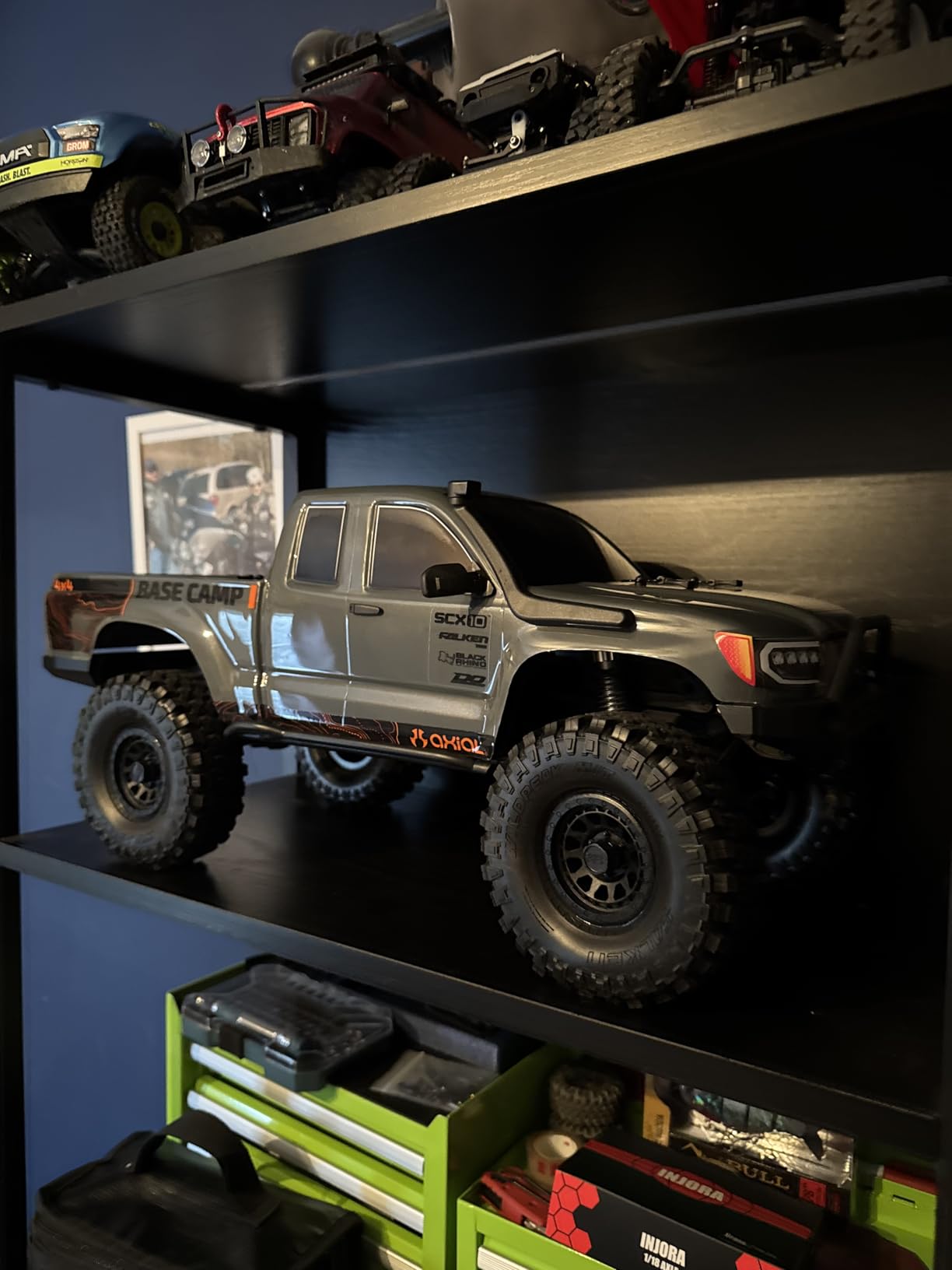 Axial RC Truck 1/10 SCX10 III Base Camp 4X4 Rock Crawler Brushed RTR, Gray, AXI-1375T2 customer photo 2