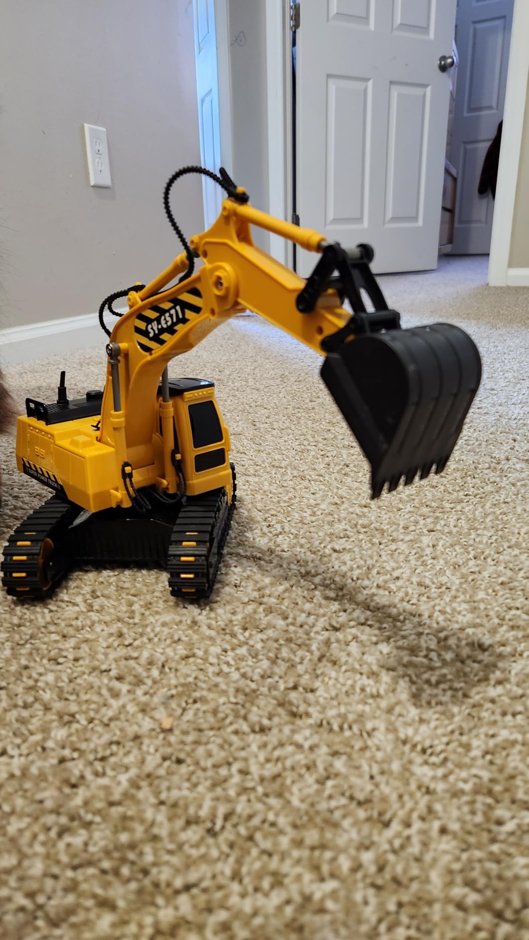 DOUBLE E Remote Control Excavator Toy, RC Excavators Sandbox Digger Hydraulic Construction Toys - Realistic Construction Vehicle with 6 Functions, Xmas Gift for Kids 3-14 Years customer photo 2