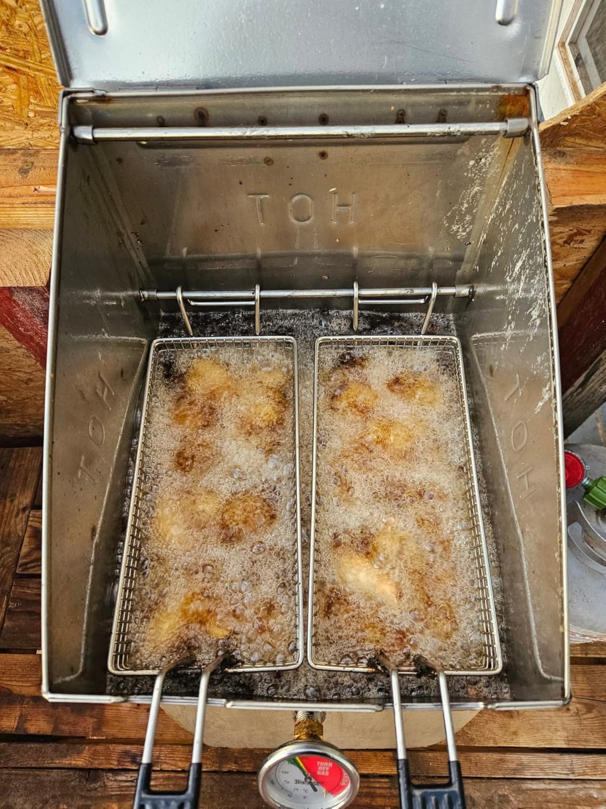 Bayou Classic Outdoor Propane Deep Fryer - 2 Baskets, Drain Valve - 4 Gal - Steel customer photo 2