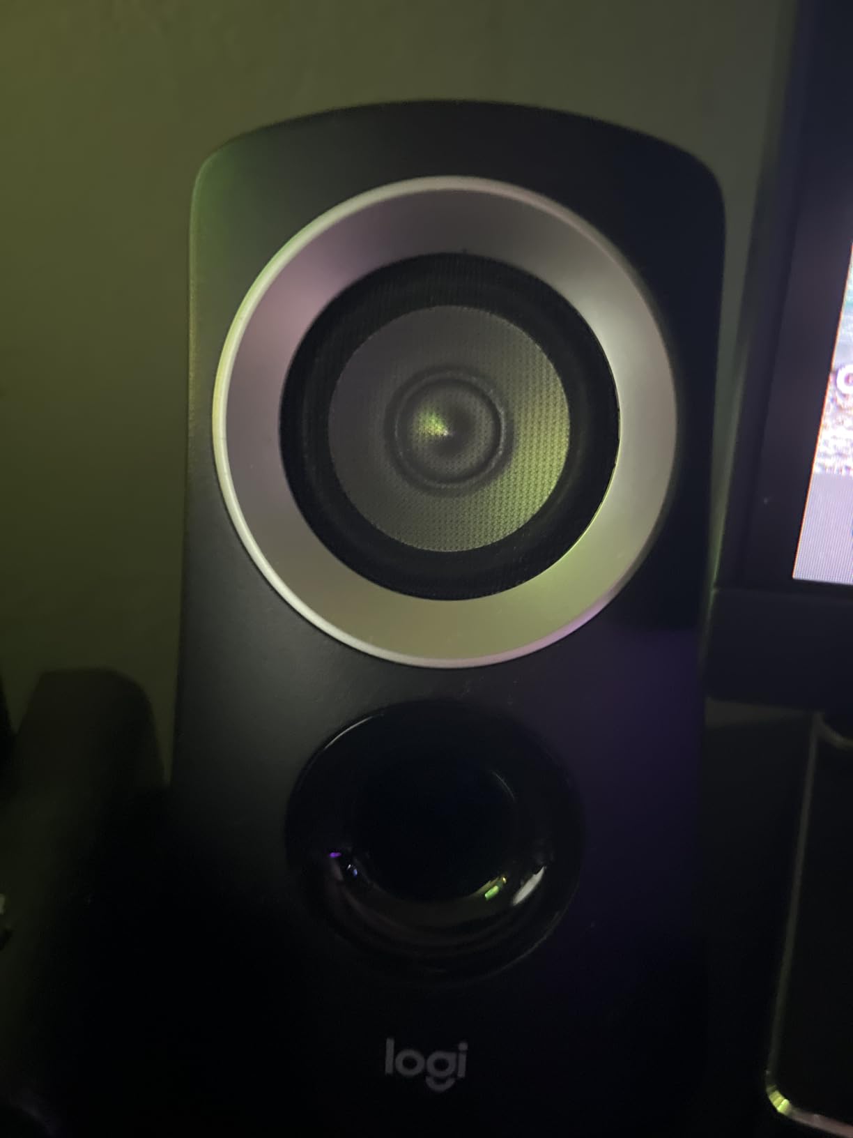 Logitech Z313 2.1 Multimedia Speaker System with Subwoofer customer photo 1