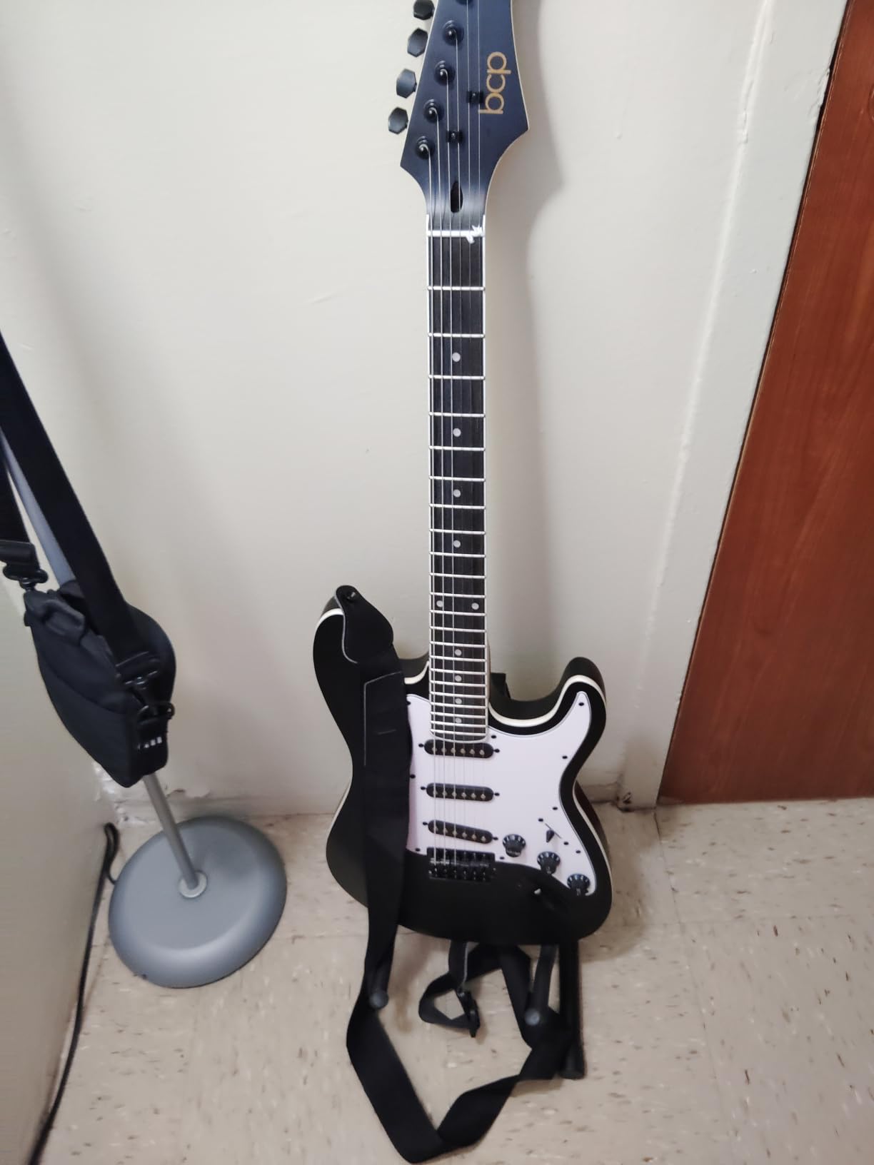 Best Choice Products 39in Full Size Beginner Electric Guitar Starter Kit w/Case, Strap, 10W Amp, Strings, Pick, Tremolo Bar - Jet Black customer photo 1