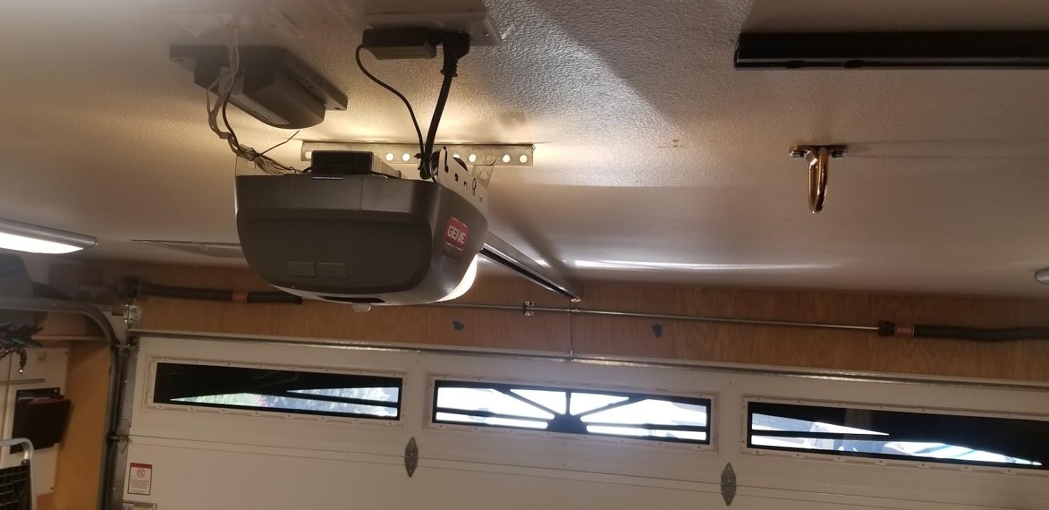 Genie SilentMax 1200 Model 4042-TKH Garage Door Opener with Motion Detection Lighting, Ultra-Quiet Steel-Reinforced Belt Drive, 140V DC Motor, 3/4 + HPc 140V Belt Drive, Gray customer photo 1