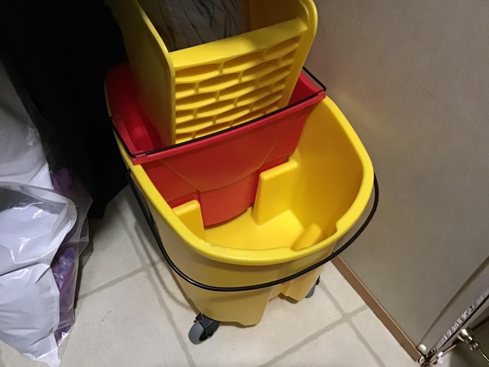 Rubbermaid Commercial Products WaveBrake 26 Qt. Side-Press Mop Bucket and Wringer Combo on Wheels, Yellow, for Professional/Industrial/Business Heavy-Duty Floor Cleaning/Mopping customer photo 1