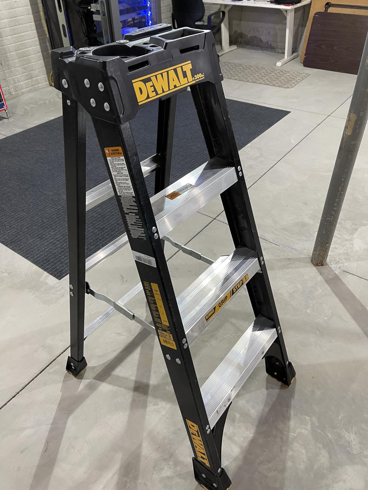 DeWalt Type IA 300lb Rated FG Stepladder 6' DXL3010-06 customer photo 2