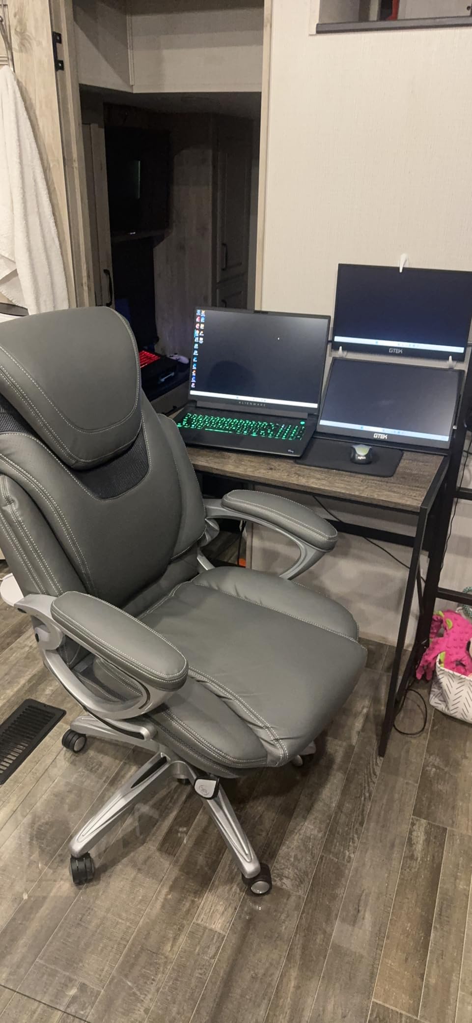 Serta Bryce Executive Office Chair - Ergonomic Computer Desk Chair with Patented AIR Lumbar Technology - Adjustable Height - Memory Foam Body Pillows - 360 Degree Swivel Rolling Base - Bonded Leather customer photo 2