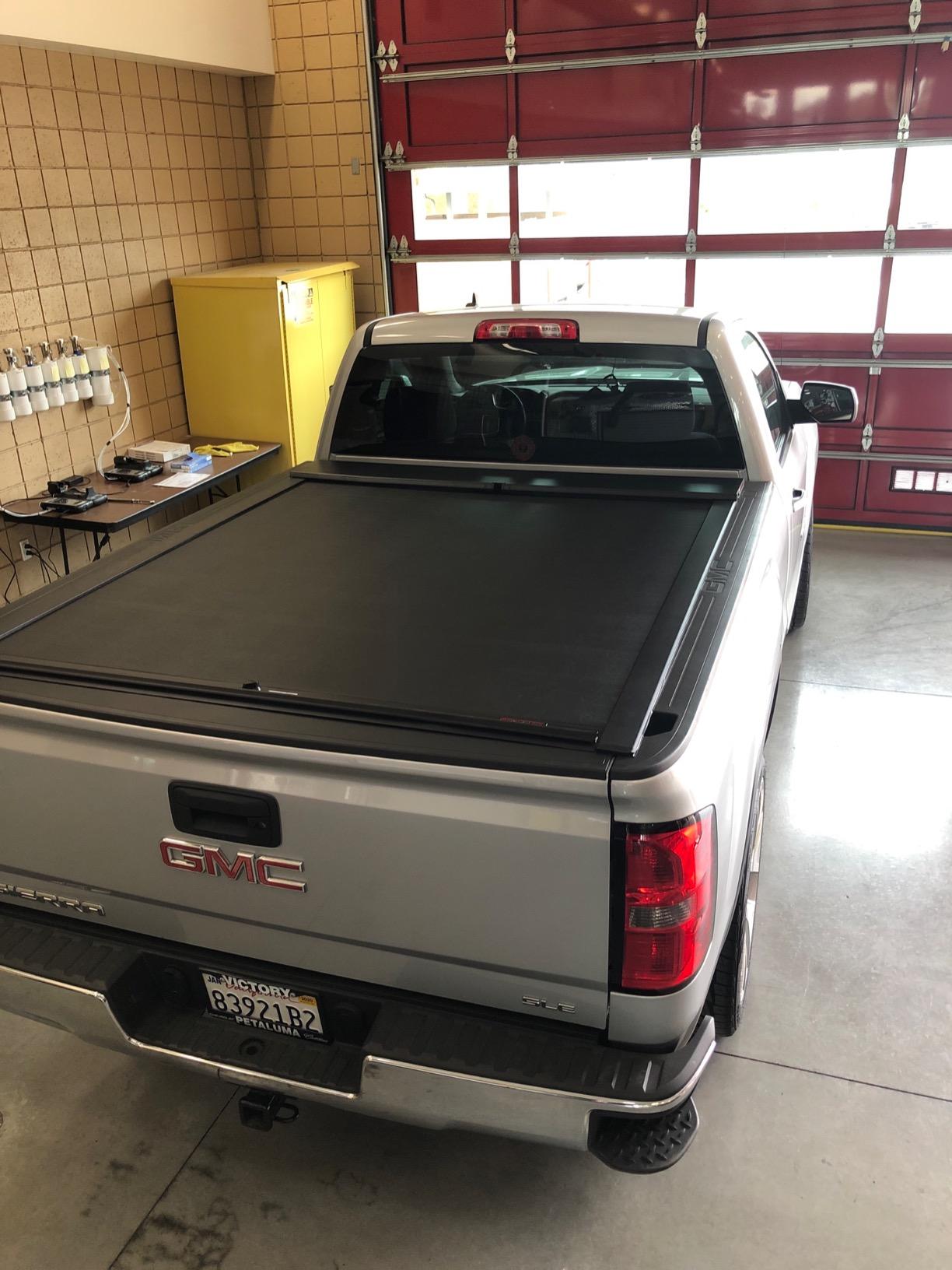 RealTruck Roll-N-Lock M-Series Retractable Truck Bed Tonneau Cover | LG221M | Fits 2019 - 2025 Chevy/GMC Silverado/Sierra 6' 7