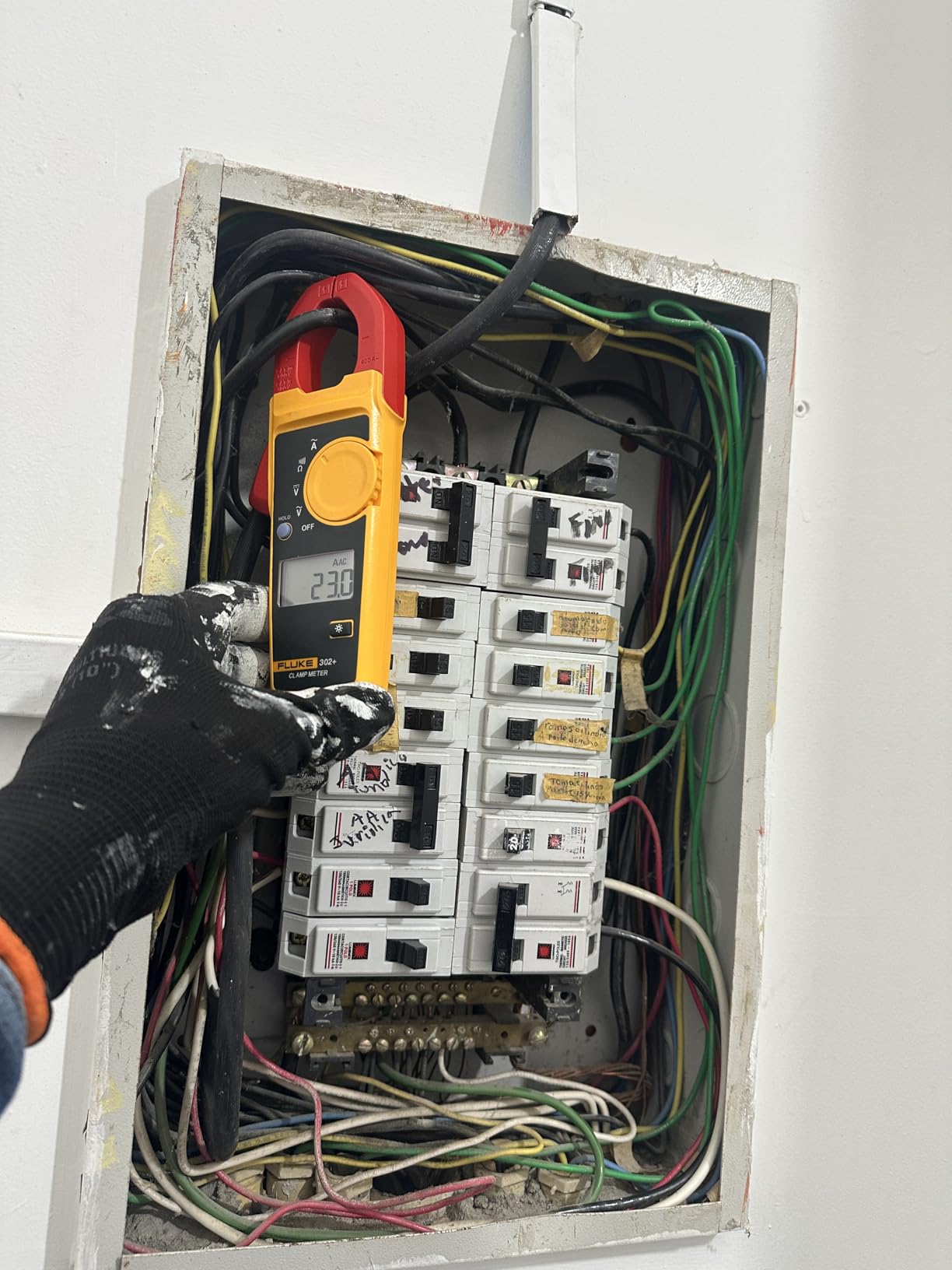 Fluke 302+ Digital Clamp Meter, 30mm Jaw, Measures AC Current to 400A, Measures AC/DC Voltage to 600V, Includes 2 Year Warranty customer photo 1