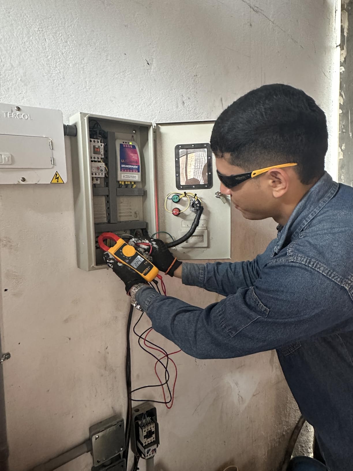 Fluke 302+ Digital Clamp Meter, 30mm Jaw, Measures AC Current to 400A, Measures AC/DC Voltage to 600V, Includes 2 Year Warranty customer photo 2