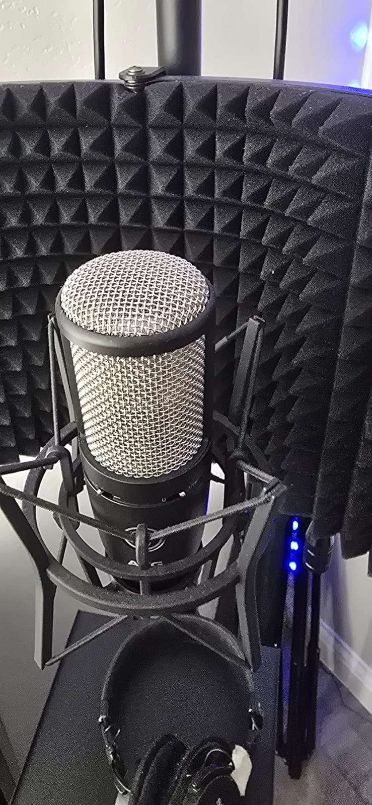 AKG Pro Audio P220 High-Performance Condenser Microphone, Great for Vocals, Guitar, Brass, and General Recording. XLR Wired Mic, for Studio or Stage. Black customer photo 2