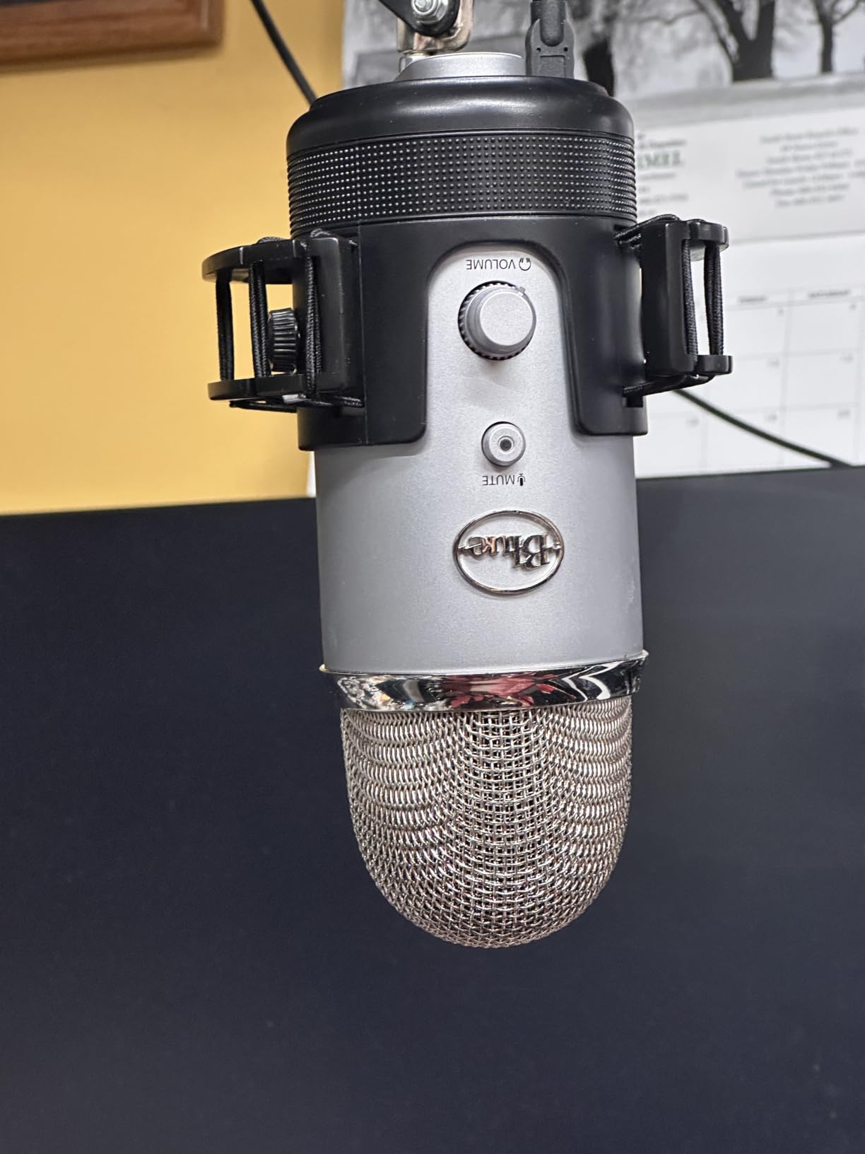 Logitech Creators Blue Yeti USB Microphone for PC, Mac, Gaming, Recording, Streaming, Podcasting, Studio and Computer Condenser Mic with Blue VO!CE effects, 4 Pickup Patterns, Plug and Play - Blackout customer photo 2