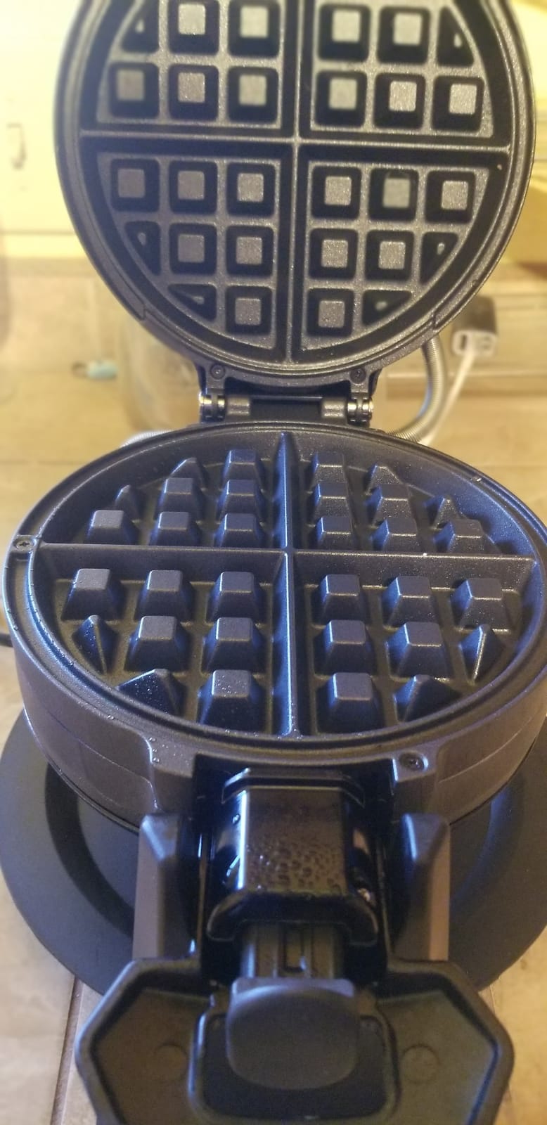 BLACK+DECKER Rotating Belgian Waffle Maker | Rotating waffle maker with deep nonstick plates, indicator lights and drip tray for easy cleanup. customer photo 2