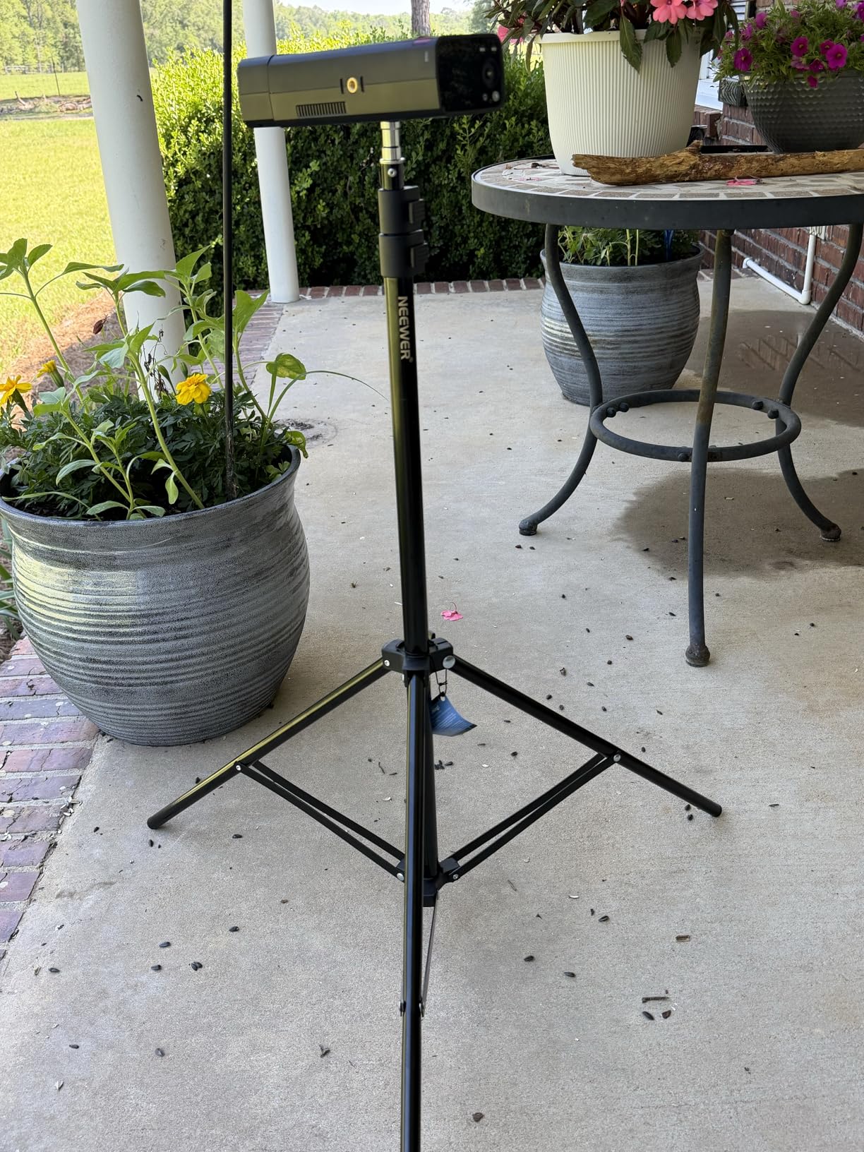 NEEWER Photography Light Stand, 7 Feet / 210cm Aluminum Alloy (2 Pieces) | Photo Studio Tripod Stands, for Video, Portrait, Photography Lighting, for Reflectors, Soft Boxes, Umbrellas, Backgrounds customer photo 1