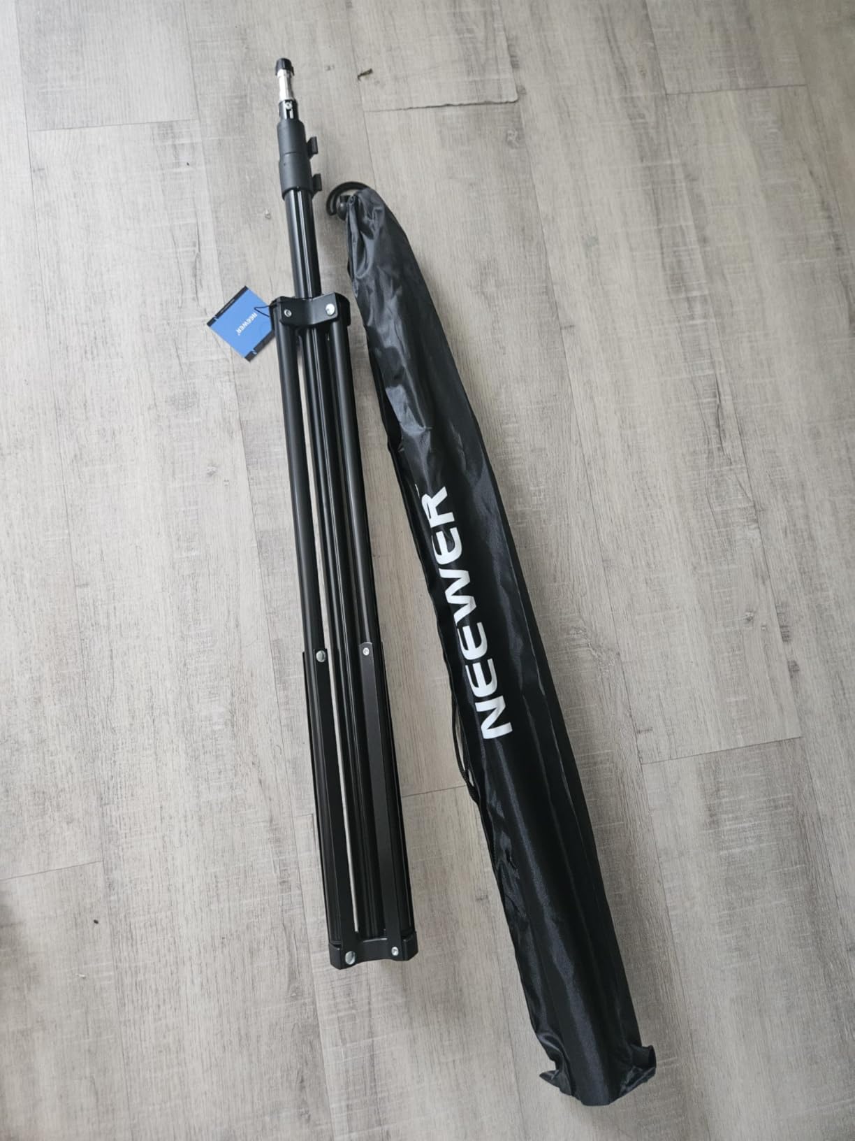 NEEWER Photography Light Stand, 7 Feet / 210cm Aluminum Alloy (2 Pieces) | Photo Studio Tripod Stands, for Video, Portrait, Photography Lighting, for Reflectors, Soft Boxes, Umbrellas, Backgrounds customer photo 2
