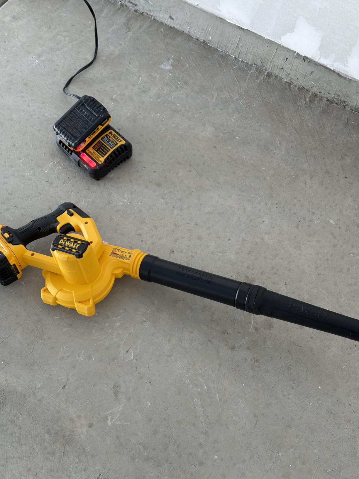 DEWALT 20V MAX Blower, 100 CFM Airflow, Variable Speed Switch, Includes Trigger Lock, Bare Tool Only (DCE100B) customer photo 1