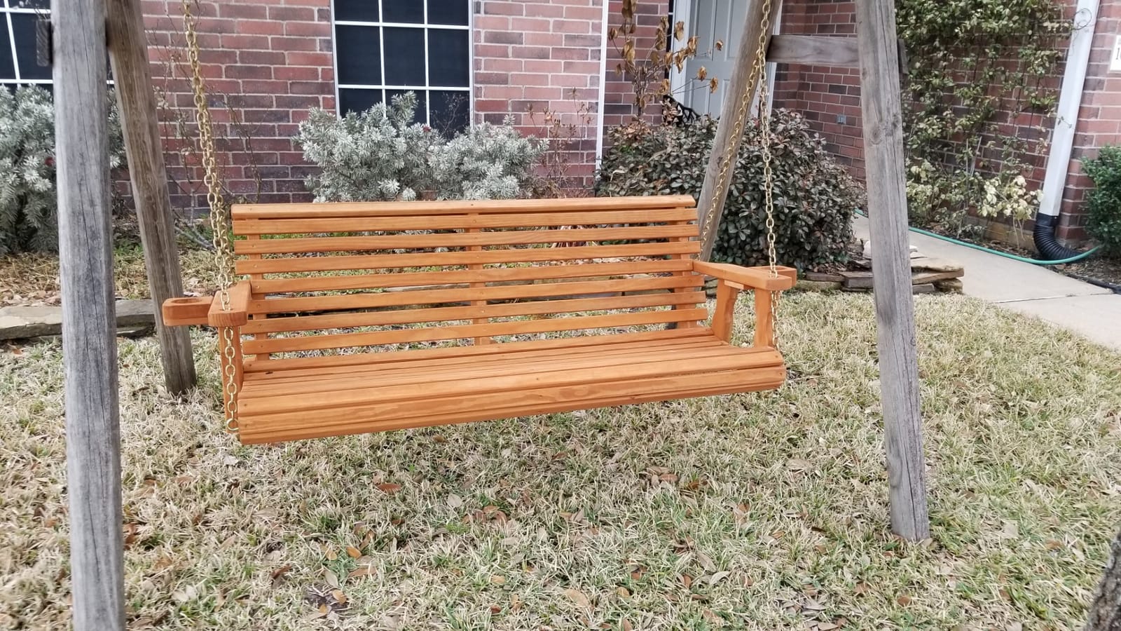 Amish Casual Heavy Duty 700 Lb Capacity Porch Swing with Cup Holders (5 Foot, Cedar Stain) – Wooden Outdoor Roll Back Swing with Hanging Chains – Amish Made in the USA customer photo 1