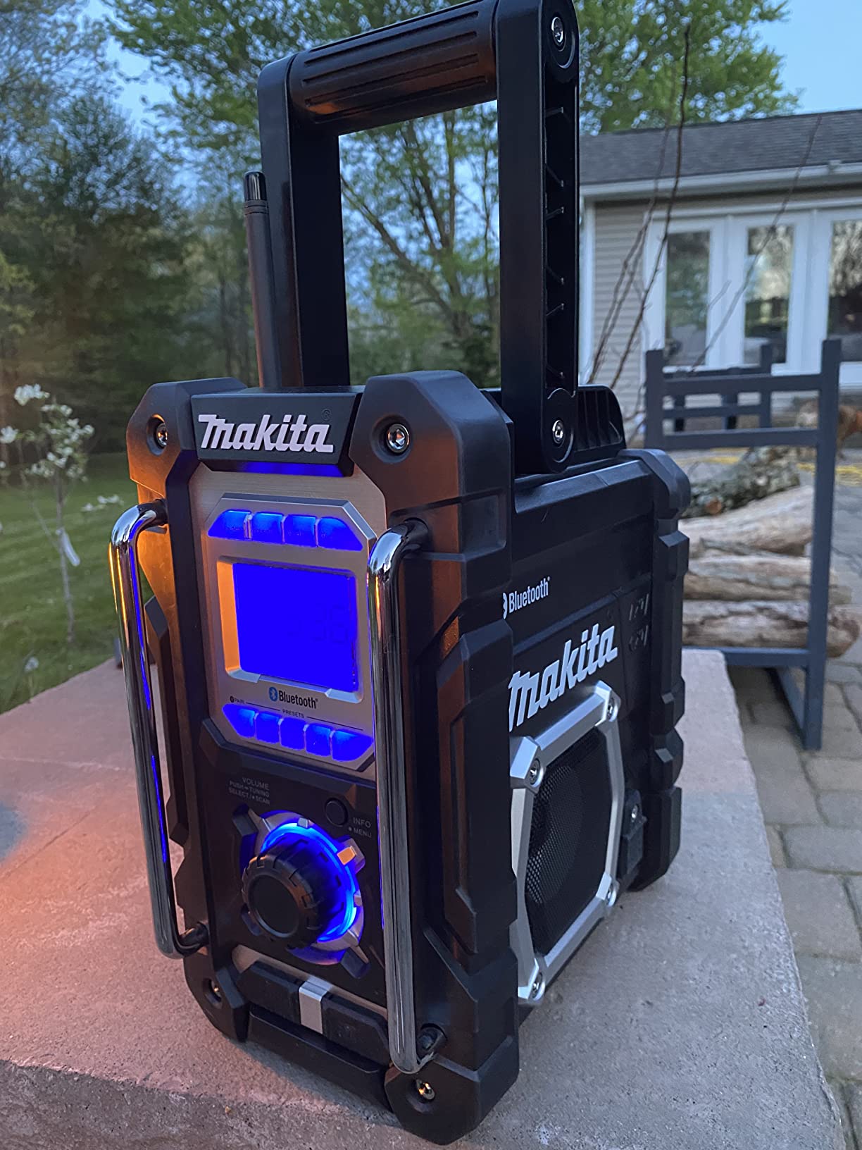 Makita XRM06B 18V LXT Lithium-Ion Cordless Bluetooth Job Site Radio - Rich sound, compact housing customer photo 1