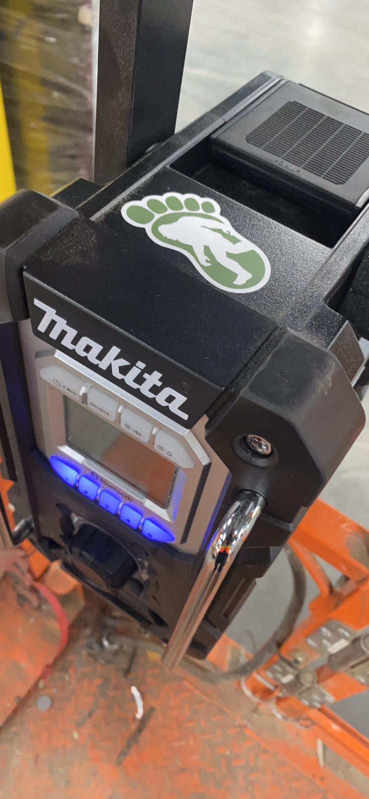 Makita XRM06B 18V LXT Lithium-Ion Cordless Bluetooth Job Site Radio - Rich sound, compact housing customer photo 2