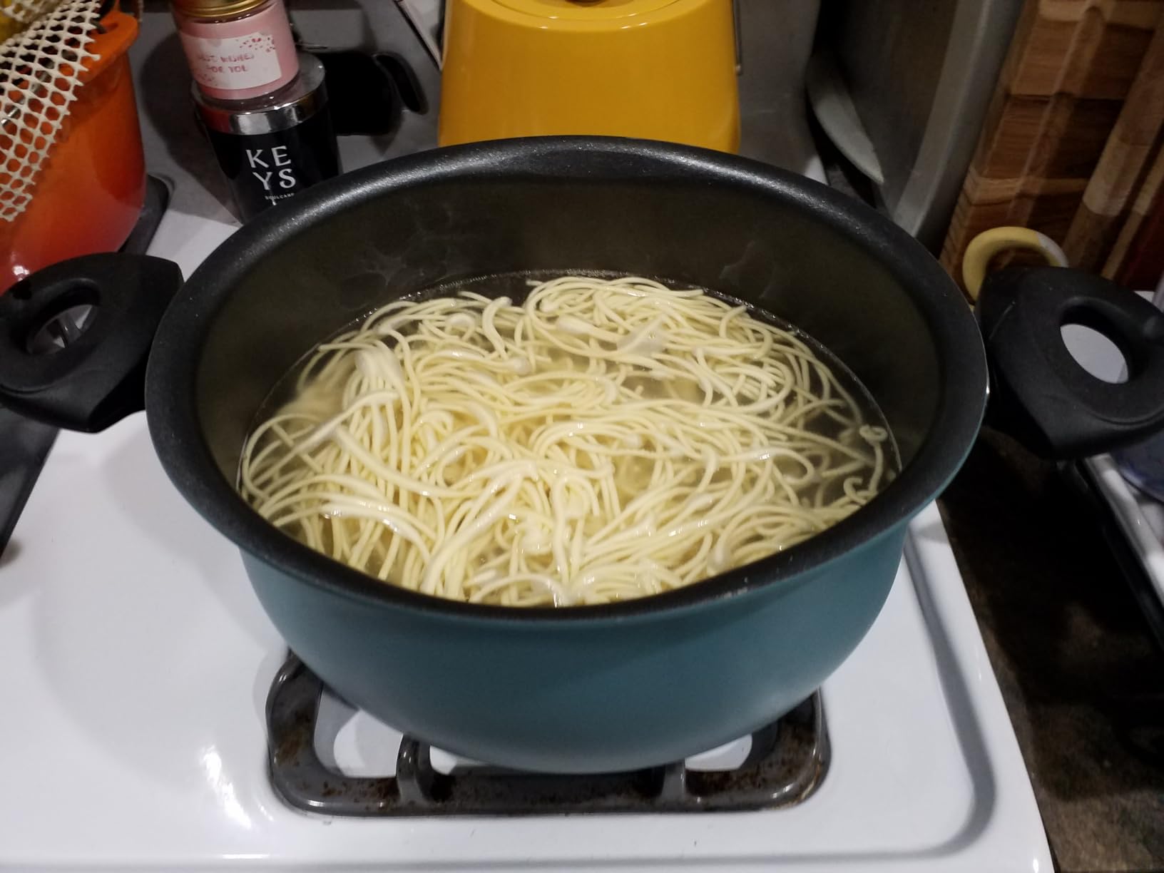 Philips Kitchen Appliances Compact Pasta and Noodle Maker, Viva Collection, Comes with 3 Default Classic Pasta Shaping Discs, Fully Automatic, Recipe Book, Small, Black (HR2371/05) customer photo 2