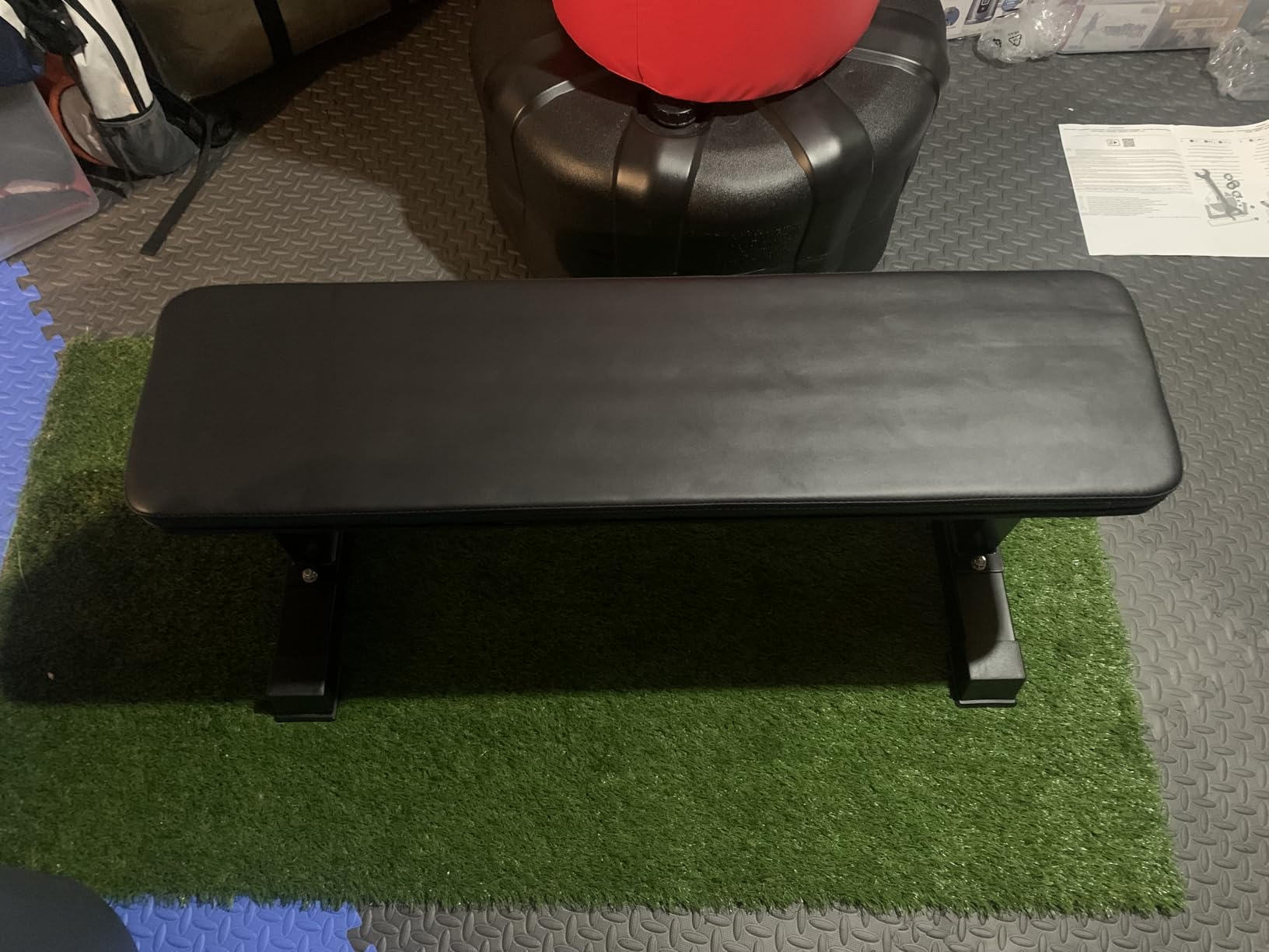 Amazon Basics Sturdy Flat Weight Bench for Home Gym, Strength Training, Stable Assembly, Black customer photo 1