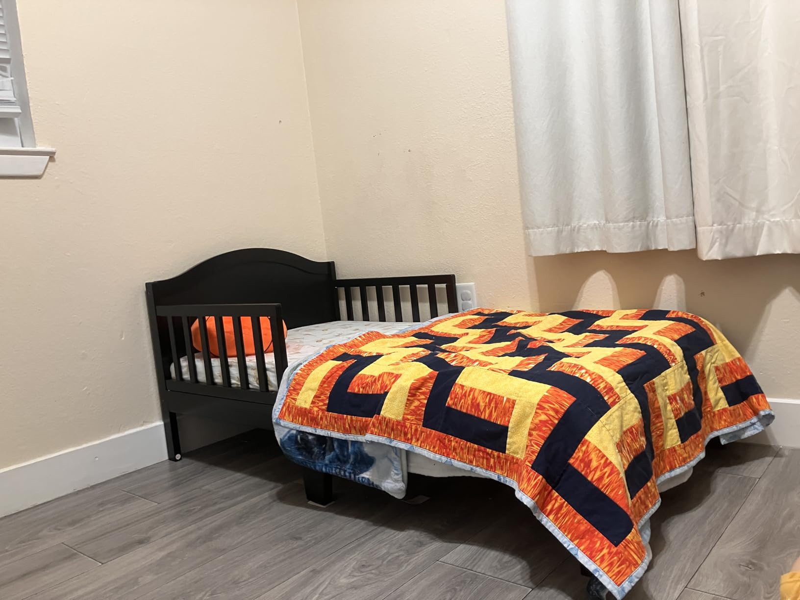 Dream On Me Sydney Toddler Bed, GREENGUARD Gold, Pinewood, Black | Solid Arched Panel, Low to Floor Bed, 2 Safety Guard Rails, Sturdy Wooden Frame, 50 Lb Limit, BSA Verified customer photo 2