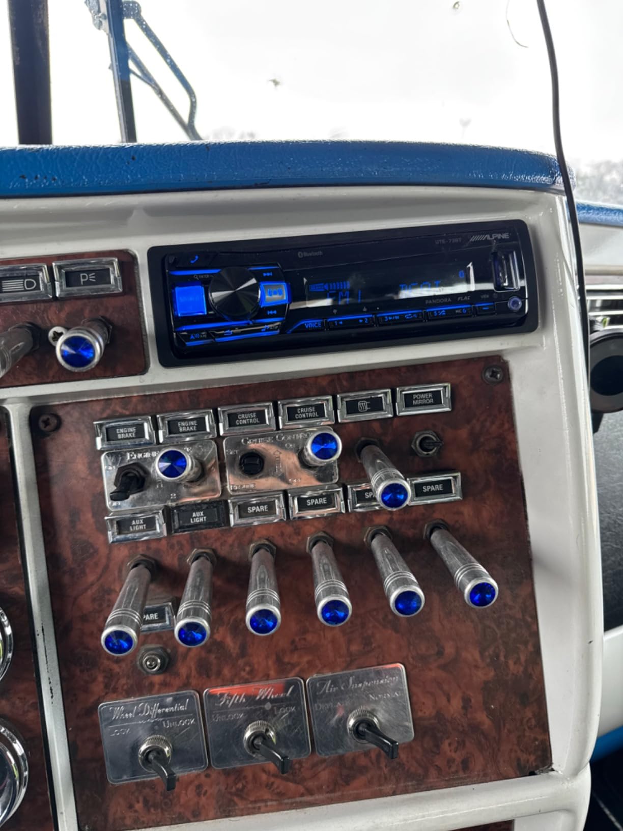 Alpine UTE-73BT Mech-Less Digital Media Receiver with Bluetooth Wireless Technology customer photo 2