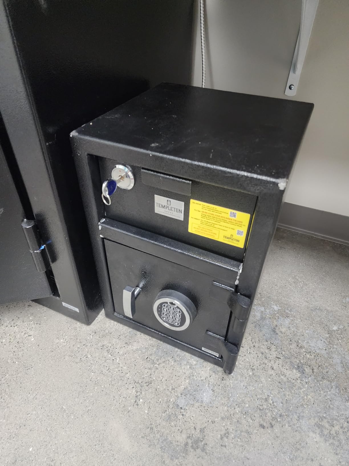 T862 Depository Drop Safe, Multi-User Keypad, 1.12 CBF | 1.12 CF depository drop safe, 6-user keypad, anti-fishing drawer, triple bolt locking customer photo 1