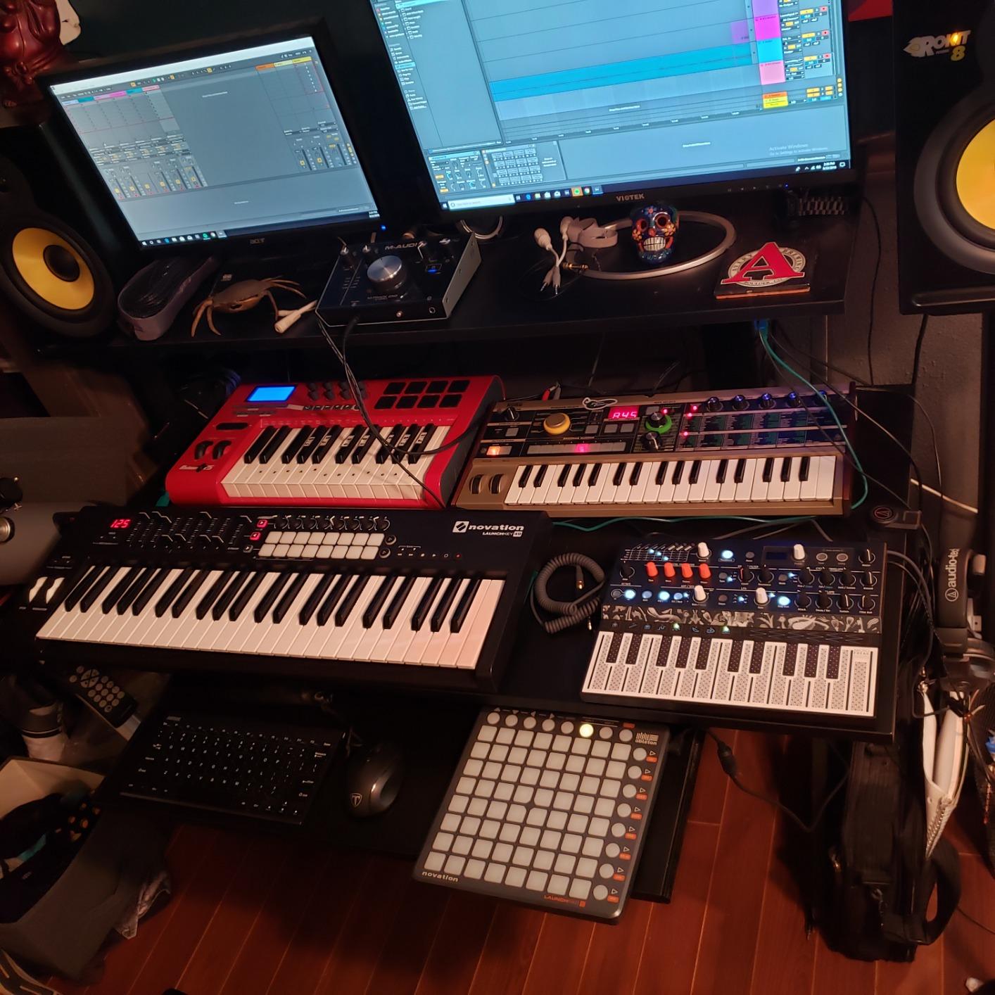 Arturia MicroFreak Synthesizer Keyboard | 21 paraphonic oscillator modes from physical modeling to wavetable, 25-key poly-aftertouch keybed, CV pitch gate and pressure customer photo 1