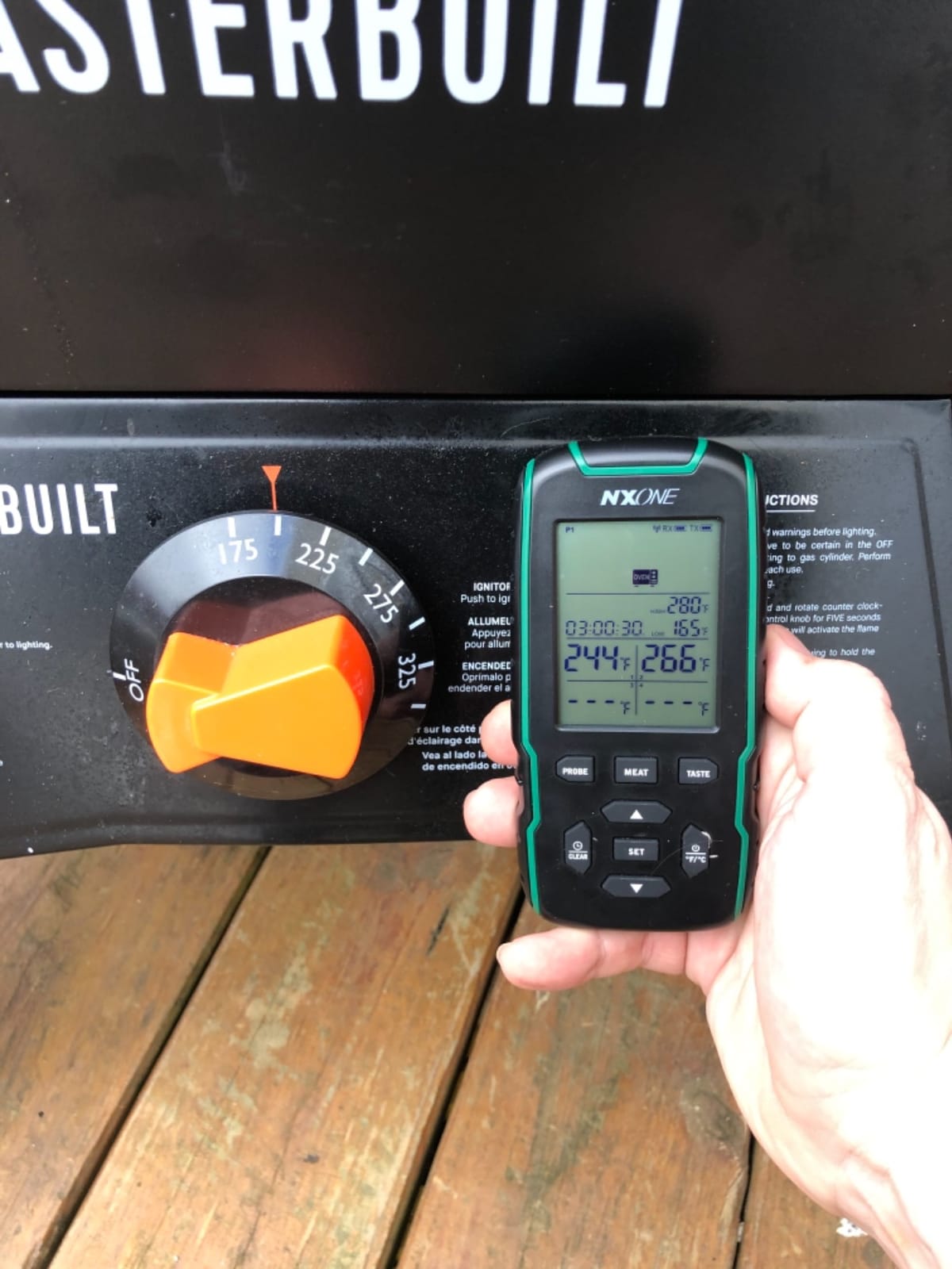 Masterbuilt 40-inch ThermoTemp Propane Gas Vertical BBQ Smoker with Analog Temperature Control and 960 Cooking Square Inches in Black, Model MB20051316 customer photo 1