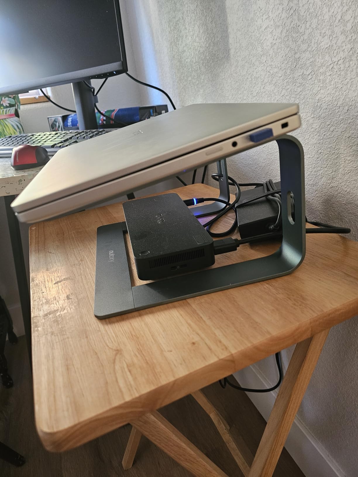 Nulaxy Full Aluminum Laptop Stand, Stable Support to 22 lbs, Open Cooling | Detachable for Portable Storage, Easy Setup, Saves Desk Space, Compatible with 10-16 Inch Laptops, Office Desk Accessories customer photo 1