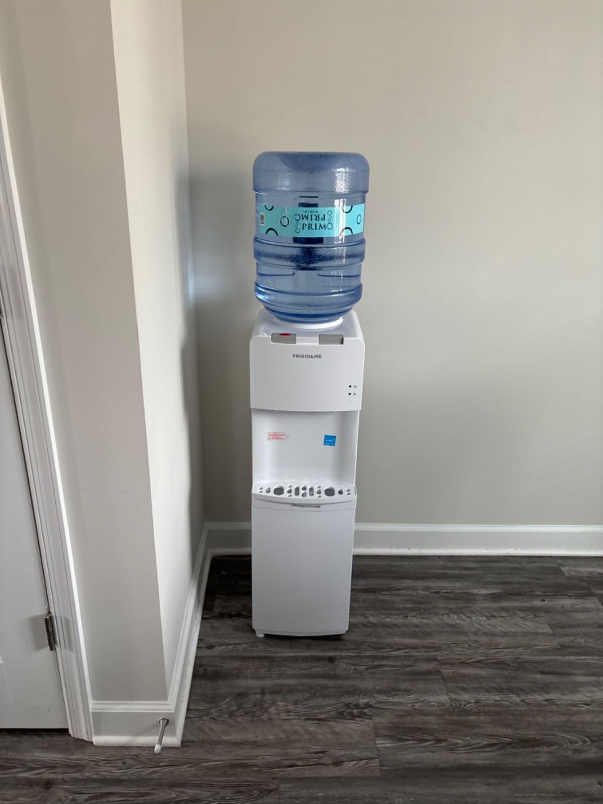 Frigidaire EFWC498 - Top Loading Cooler Dispenser -Hot & Cold Water - Child Safety Lock - Innovative Slim & Sleek Design, Holds 3 or 5 Gallon Bottles - Black customer photo 1