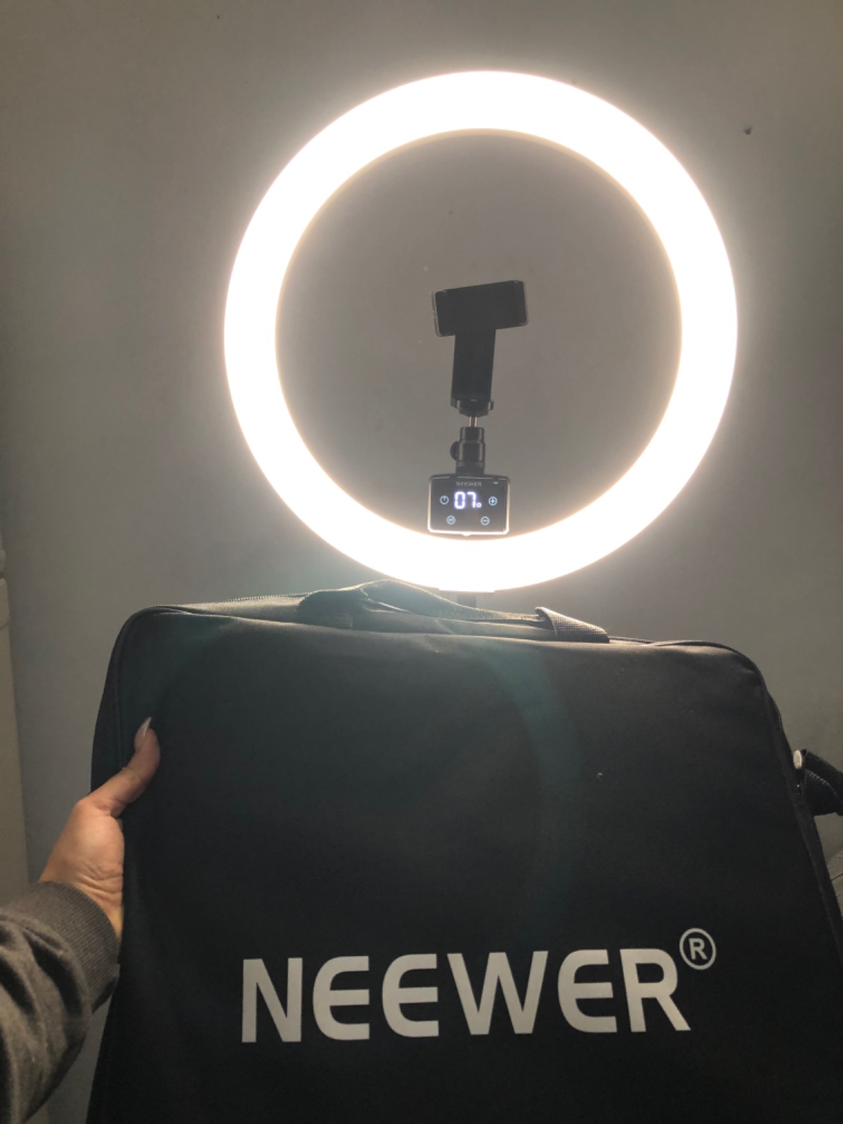 Neewer Advanced 16-inch LED Ring Light Support Manual Touch Control with LCD Screen, Remote and Multiple Lights Control, 3200-5600K, Stand Included for Makeup YouTube Video Blogger Salon (White) customer photo 2
