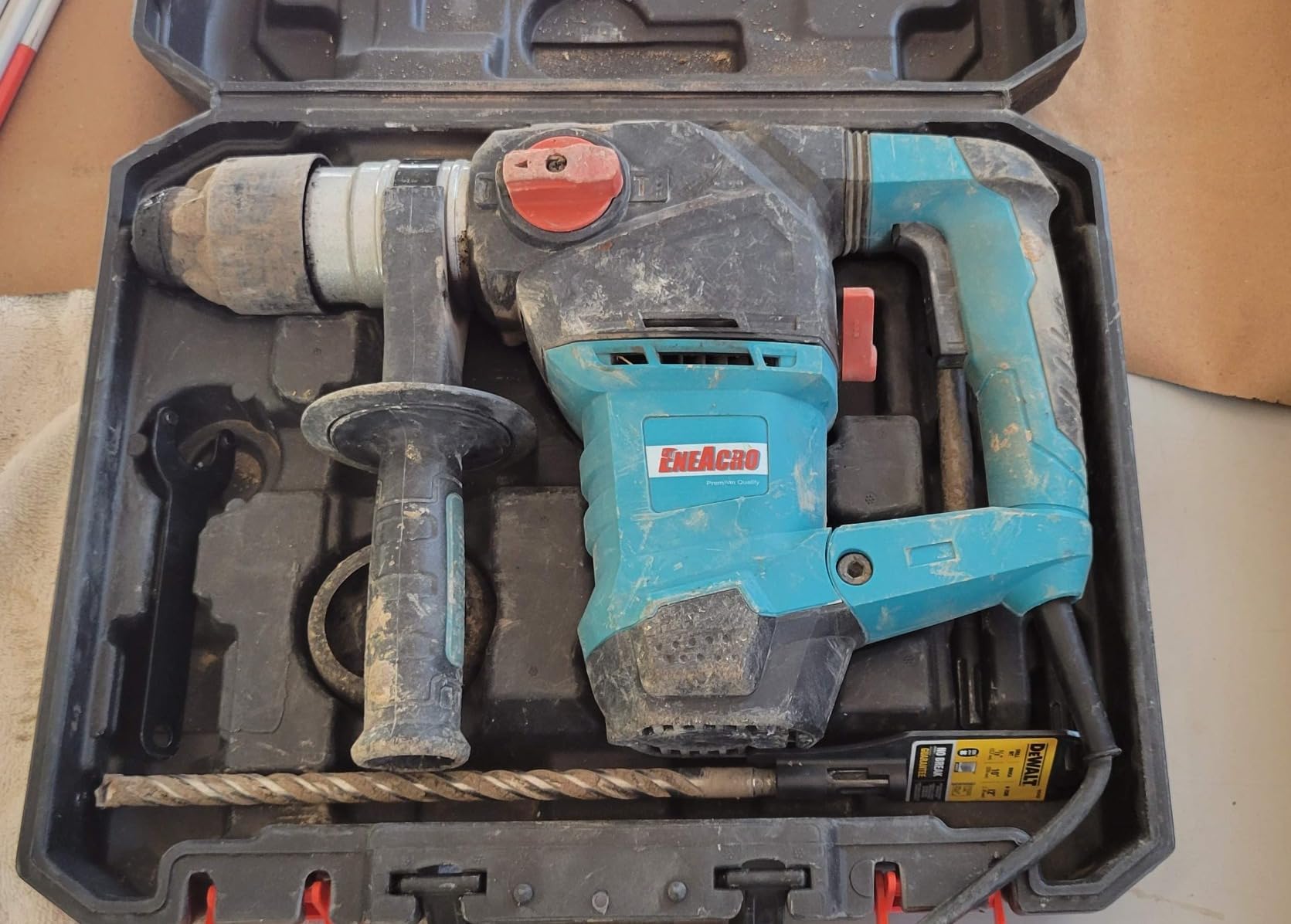 ENEACRO 1-1/4 Inch SDS-Plus 12.5 Amp Heavy Duty Rotary Hammer Drill, Safety Clutch, 3 Functions, Vibration Control customer photo 1