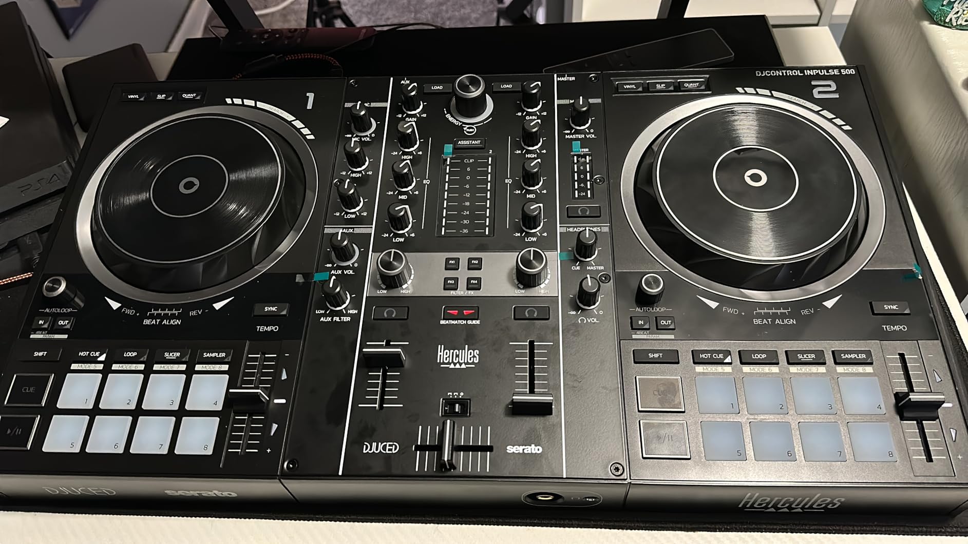 Hercules DJControl Inpulse 500: 2-deck USB DJ controller for Serato DJ and DJUCED (included) with fold-out feet, metal backing plate, Beatmatch Guide & built-in audio customer photo 2
