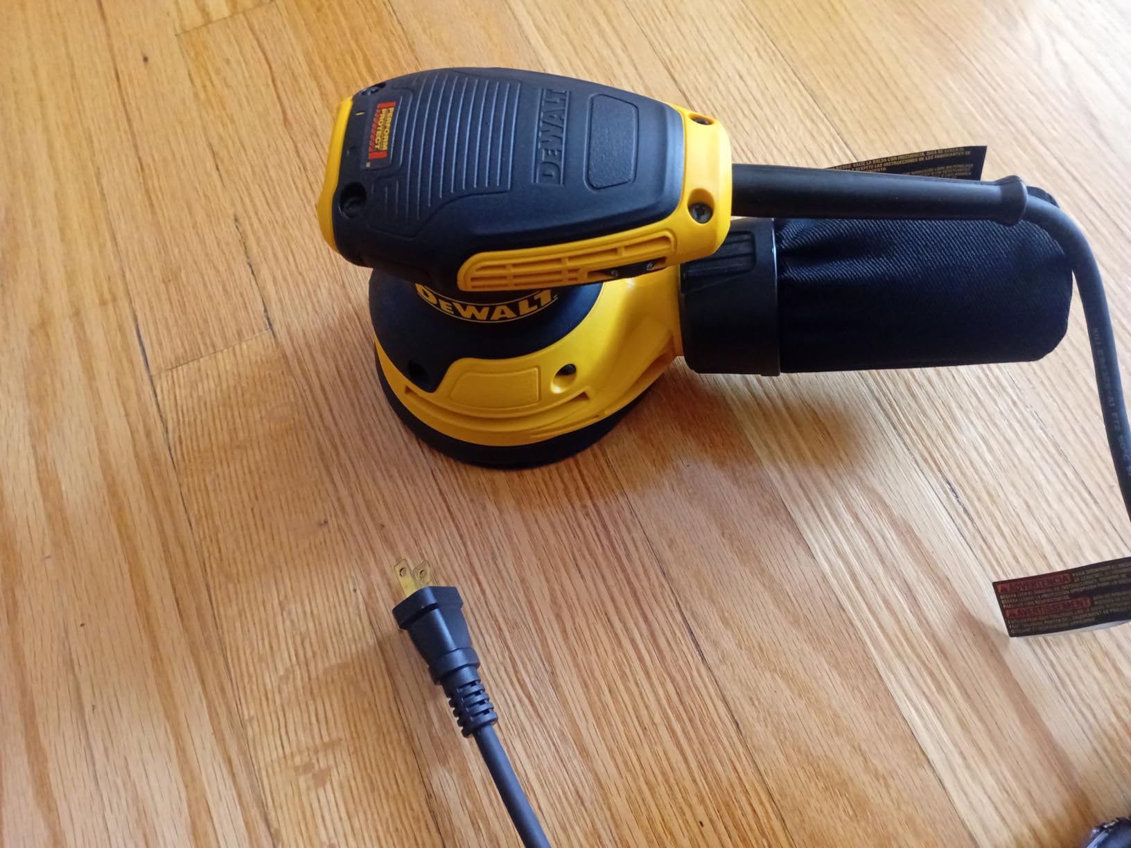 DEWALT Random Orbit Sander, Variable Speed, 5-Inch (DWE6423), Corded Electric customer photo 1