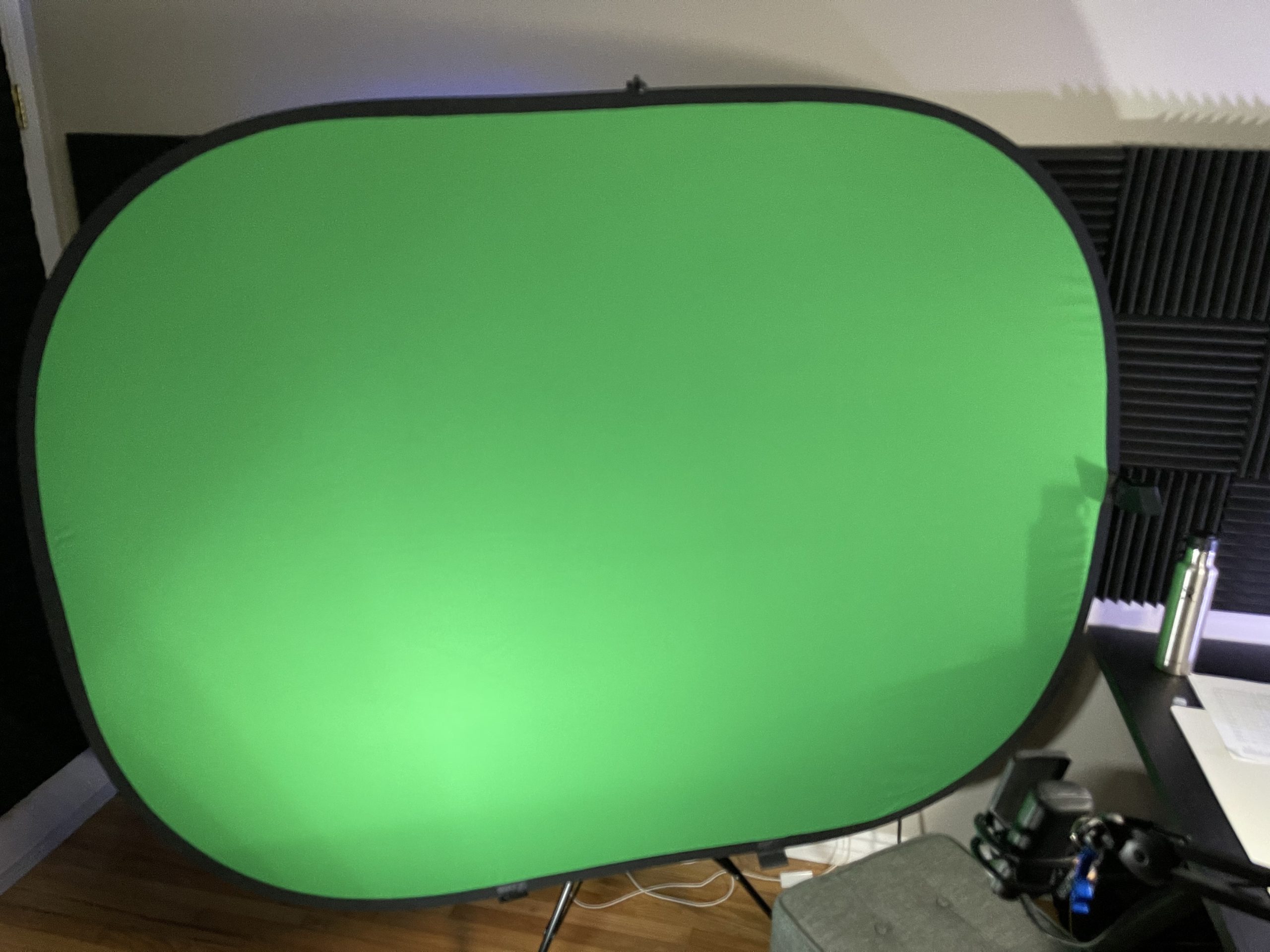 NEEWER 5x7ft Chromakey Green Screen Blue Green 2 in 1 Double Sided Pop Up Collapsible Backdrop with Support Stand, Foldable Panel for Photo and Video Shooting, Live Streaming, Gaming customer photo 2