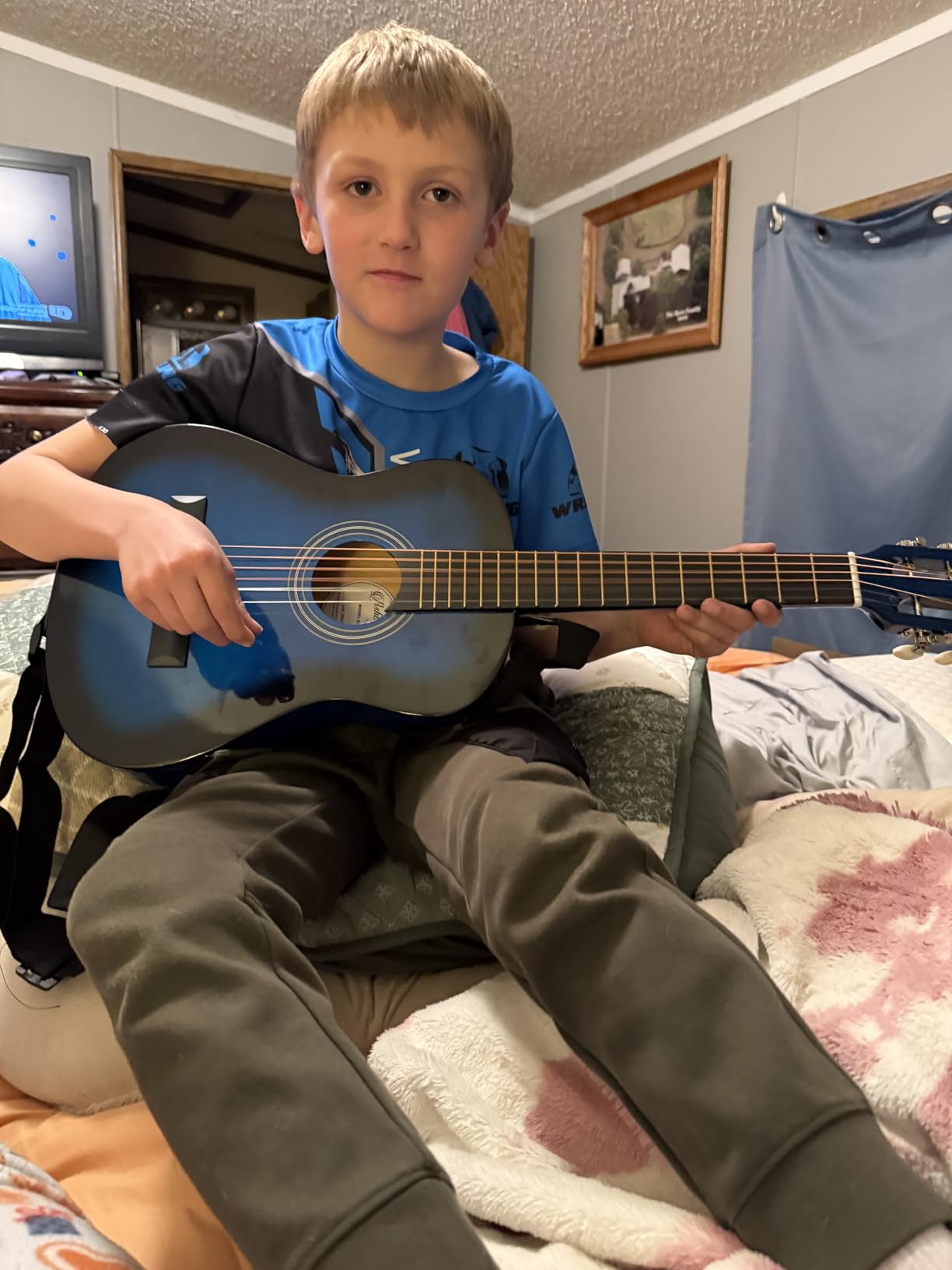 Ashthorpe 38-inch Beginner Acoustic Guitar (Natural), Starter Kit with Gig Bag, Extra Strings, Strap, Picks, and Lessons customer photo 1