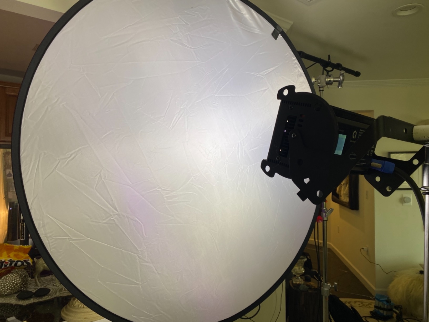43 Inch/110 Centimeter Light Reflector 5-in-1 Collapsible Photography Reflectors kit with Metal Clamp and Light Stand for Studio Lighting Outdoor Shooting (Silver/Gold/White/Black/Translucent) customer photo 1