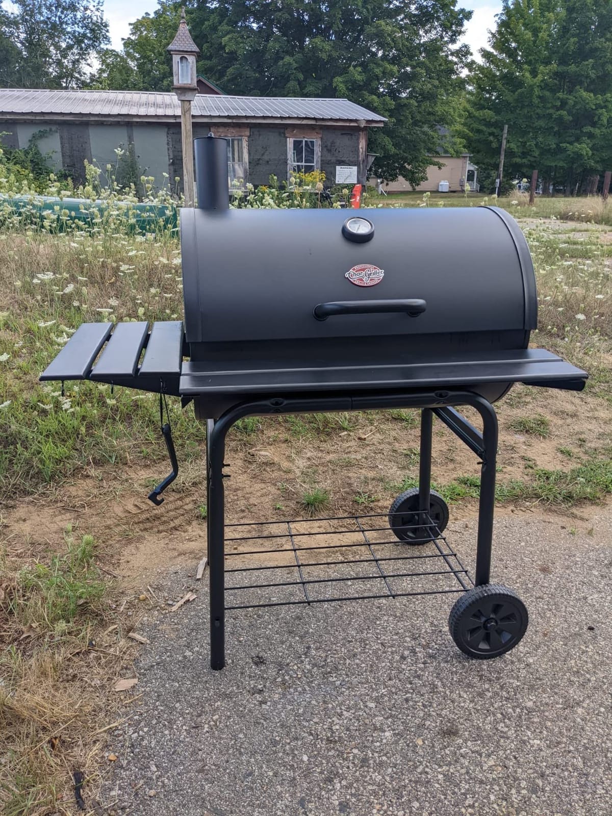 Char-Griller Pro Deluxe Charcoal Barrel Grill, EasyDump Ash Pan, Premium Front and Side Shelves with Utensil Hooks, 850 Square Inches of Cooking Space in Black, Model E2827 customer photo 1
