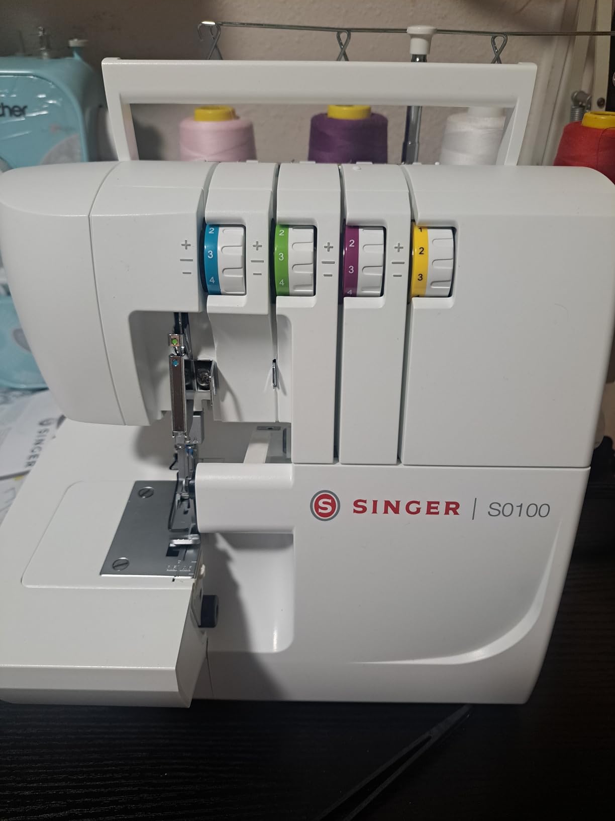 SINGER S0100 High Speed Serger Overlock Machine, 2-3-4 Thread Capability | Accessories, 6 built-in stitches, color coded threading, metal frame, 1300 stitches/min, differential feed customer photo 1