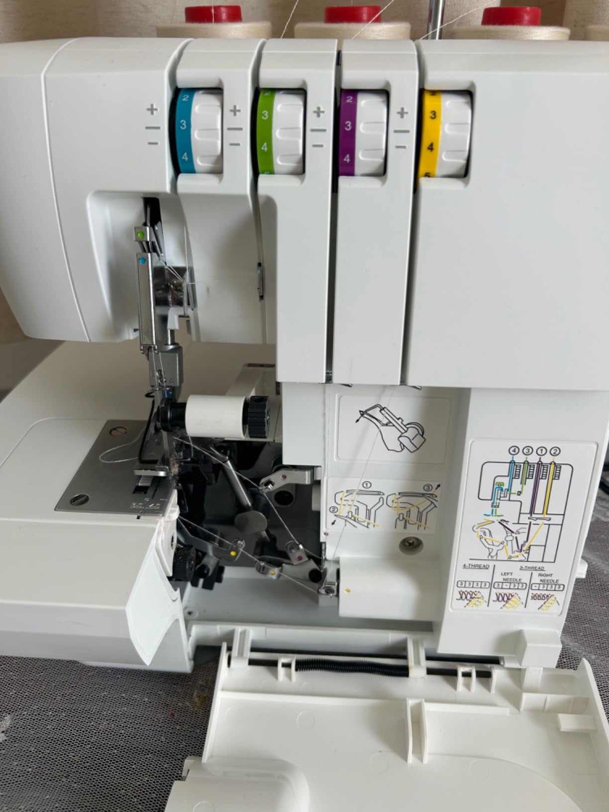 SINGER S0100 High Speed Serger Overlock Machine, 2-3-4 Thread Capability | Accessories, 6 built-in stitches, color coded threading, metal frame, 1300 stitches/min, differential feed customer photo 2