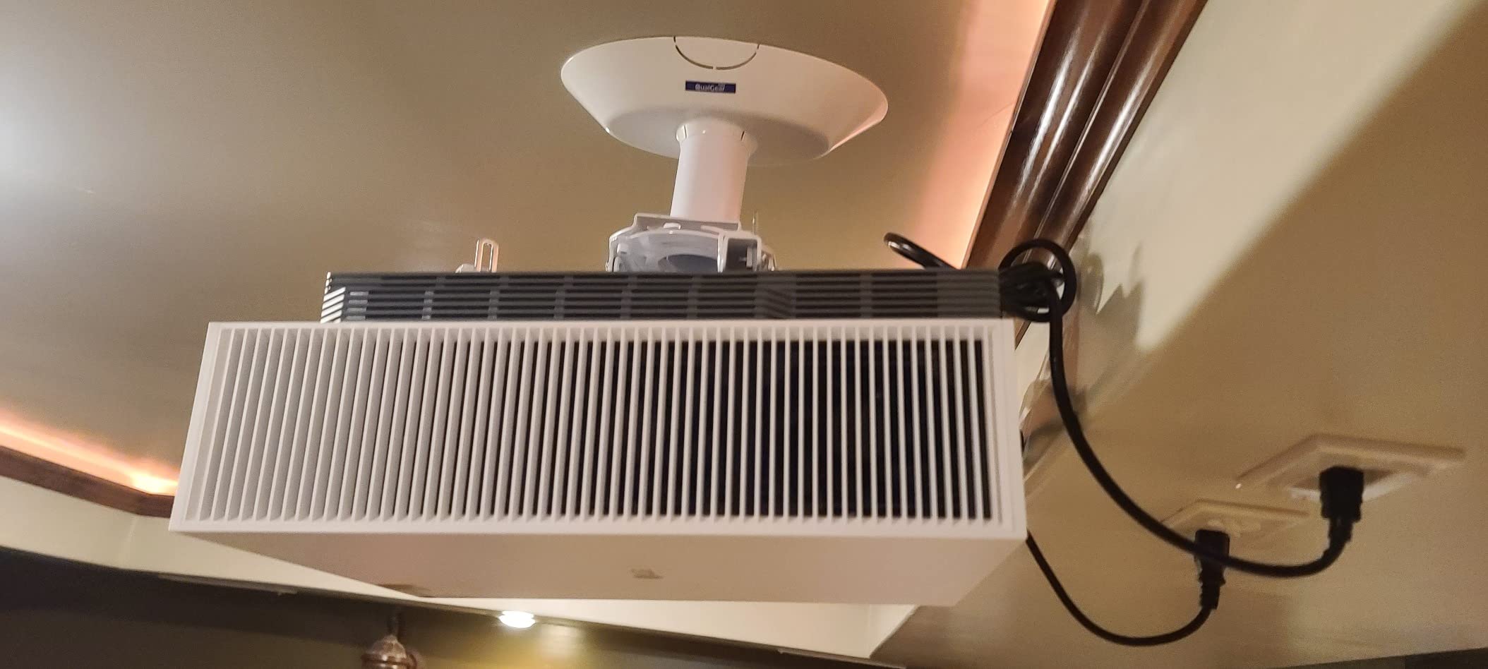 LG HU810PW 4K 300-inch UHD (3840 x 2160) Smart Dual Laser CineBeam Projector with 97% DCI-P3 Color, 2700 ANSI Lumen, 2,000,000:1 Contrast, HDR10 & HLG - White customer photo 2