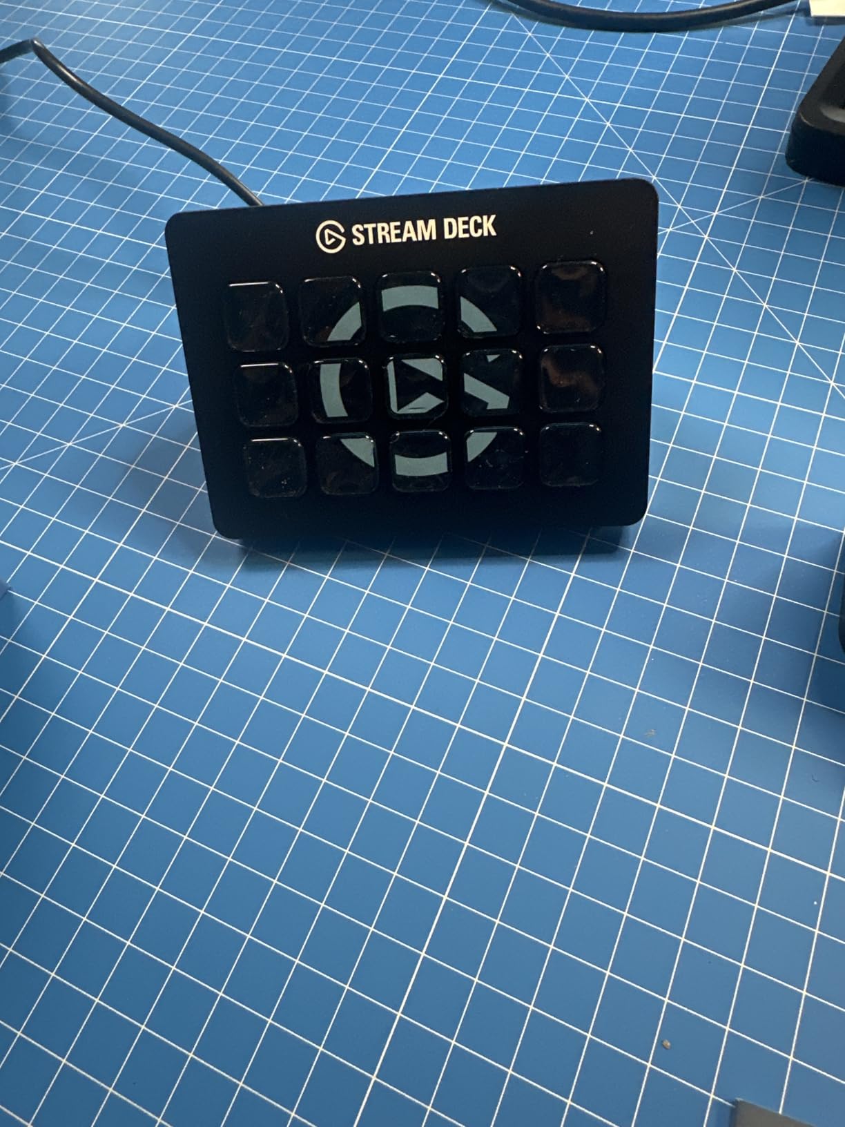 Elgato Stream Deck MK.2 Studio Controller, 15 Macro Keys | Trigger actions in OBS, Twitch, YouTube and more, Visual feedback, Hundreds of plugins, Works with Mac and PC customer photo 1