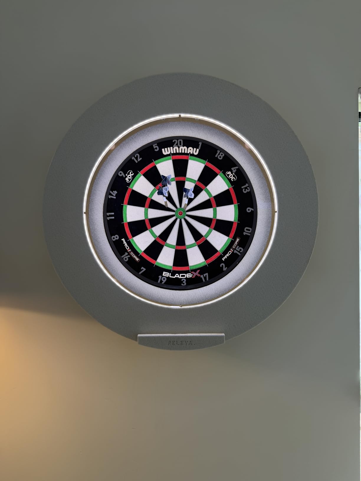 WINMAU Professional Bristle Dartboard - PDC Tournament Board with Official Tournament Specifications - Blade 6 Triple Core customer photo 1